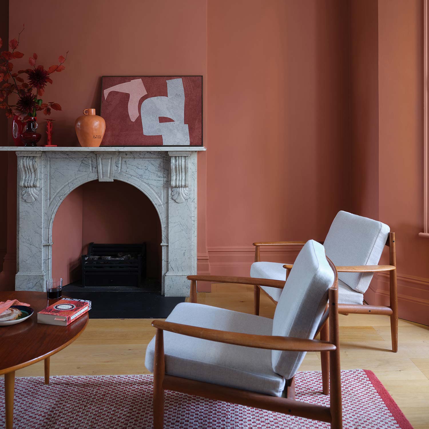 Gemütliches Wohnzimmer mit der Wandfarbe Red Earth von Farrow & Ball