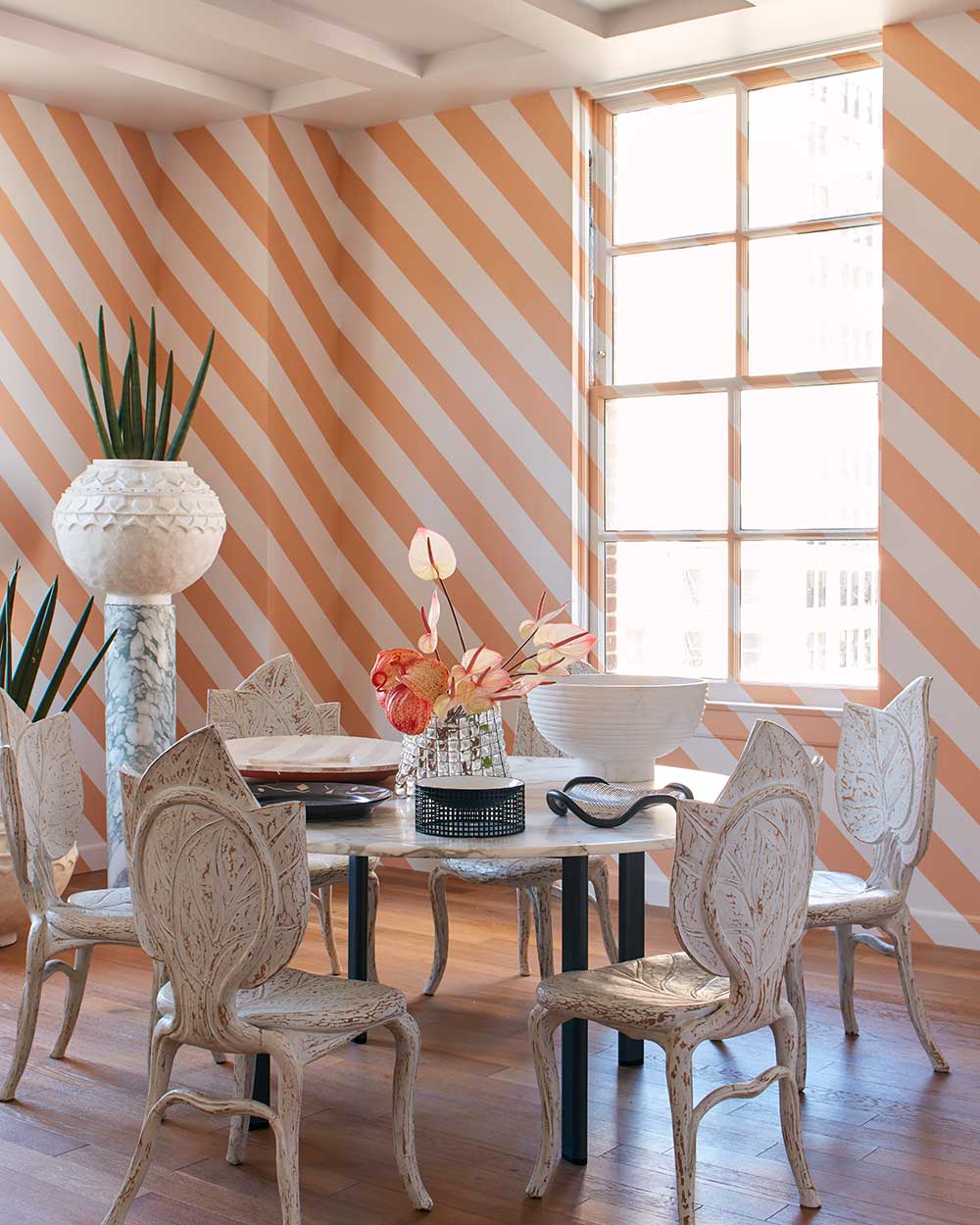 Faded Terracotta und Salt von Farrow & Ball in Streifen an der Wand