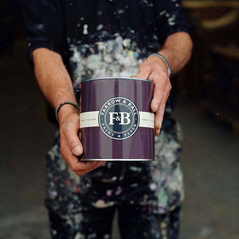 Farrow & Ball Farbdose in den Händen eines Malers
