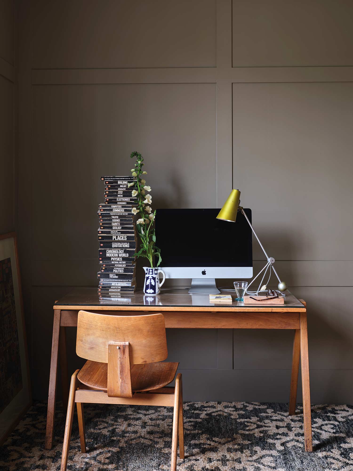 Arbeitszimmer mit Broccoli Brown No. 198 von Farrow and Ball. Dunkler Steinton an den Wänden mit natürlichen Materialien.