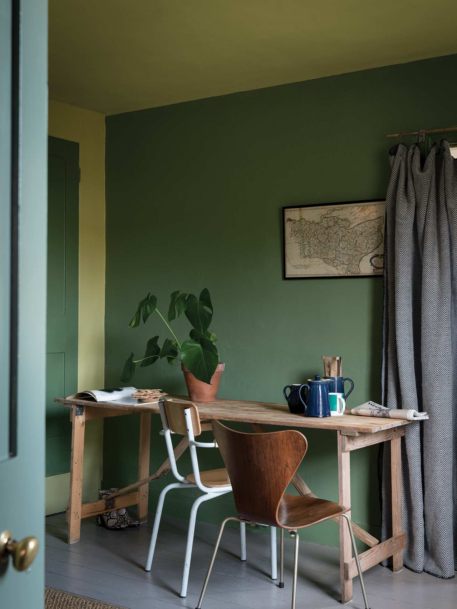 Arbeitszimmer mit Calke Green No. 34 von Farrow and Ball. Sattes Salbeigrün an den Wänden mit Holzmöbeln.