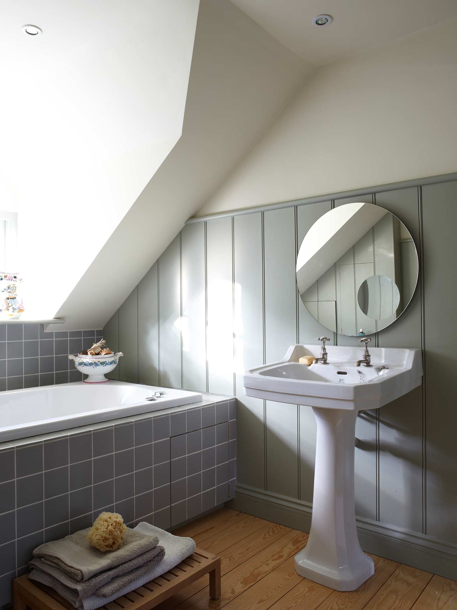 Badezimmer in Pointing und Blue Gray von Farrow Ball - zeitlose Eleganz durch Grau-weiße Harmonie