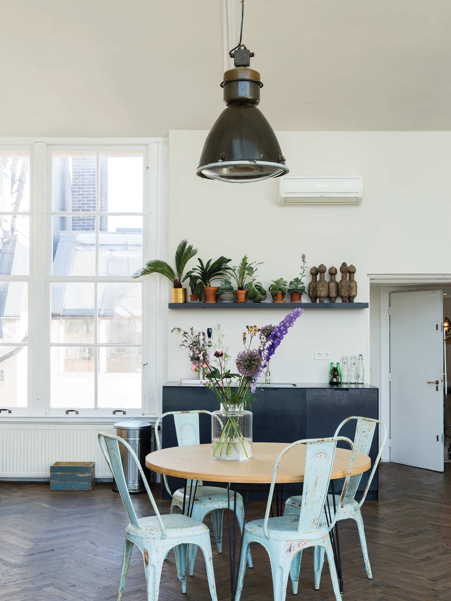 Esszimmer mit All White No. 2005 von Farrow & Ball. Reines Weiß in einem hohen Raum mit großen Fenstern und industrieller Hängeleuchte.