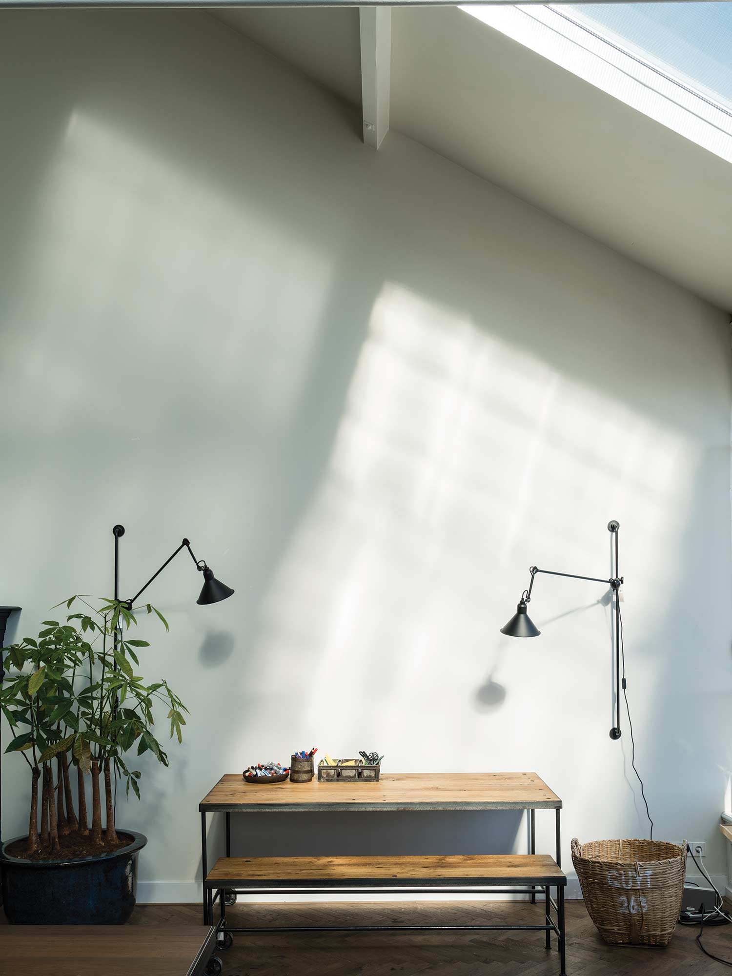 Esszimmer mit Cornforth White No. 228 von Farrow und Ball. Ruhiges Grau in einem Dachgeschossraum mit Oberlicht.