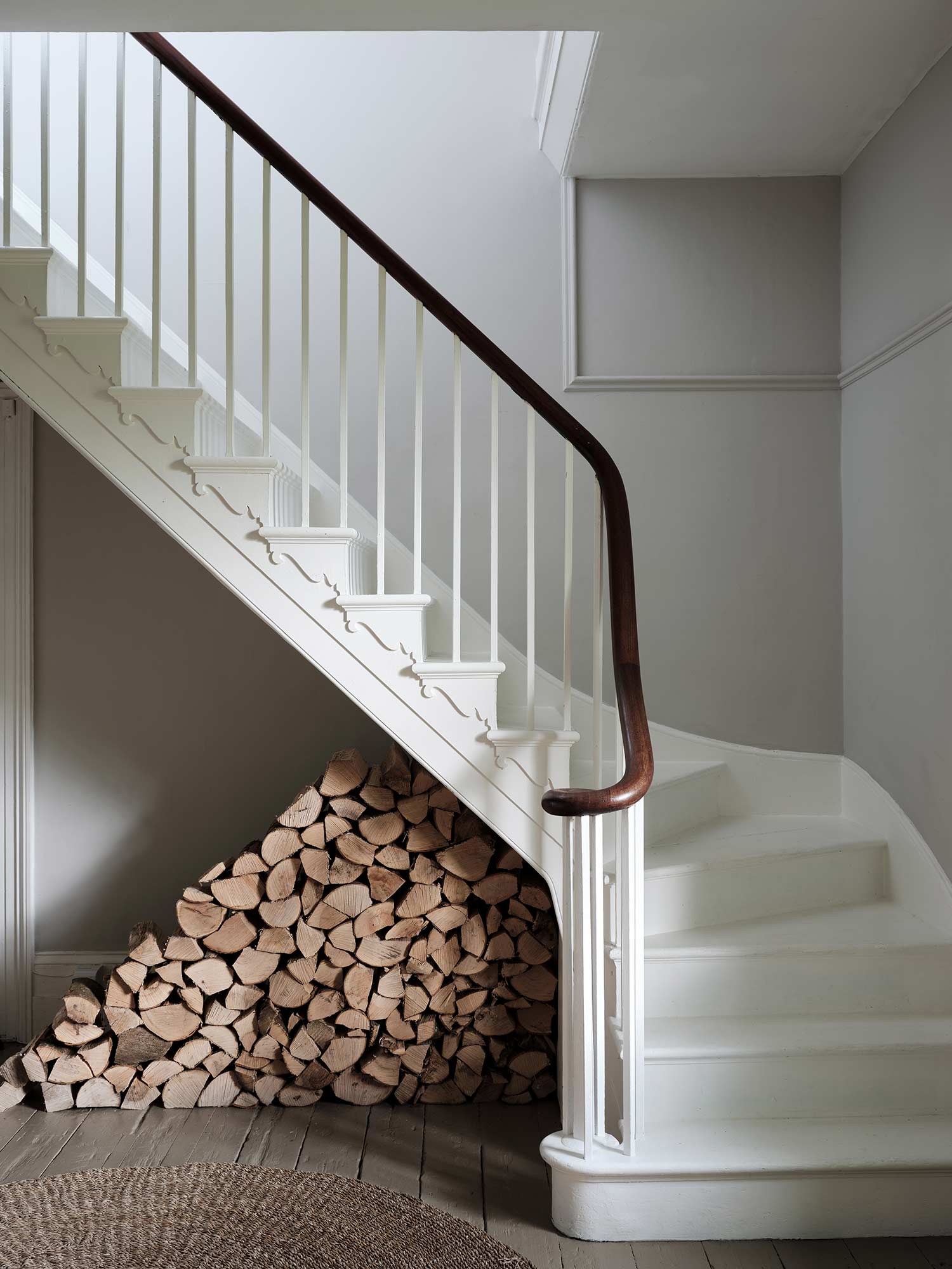 Flur mit Cornforth White No. 228 von Farrow and Ball. Mittleres Grau an den Wänden mit hellem Tageslicht.