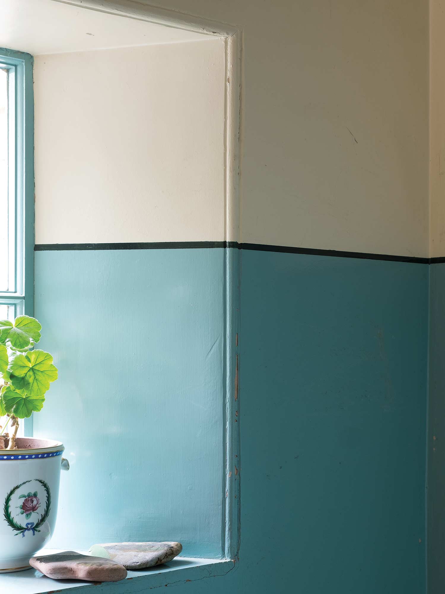 Flur mit Pointing No. 2003 und Dix Blue No. 82 von Farrow & Ball. Warmes Off-White kombiniert mit einem entspannten Vintage-Blau.