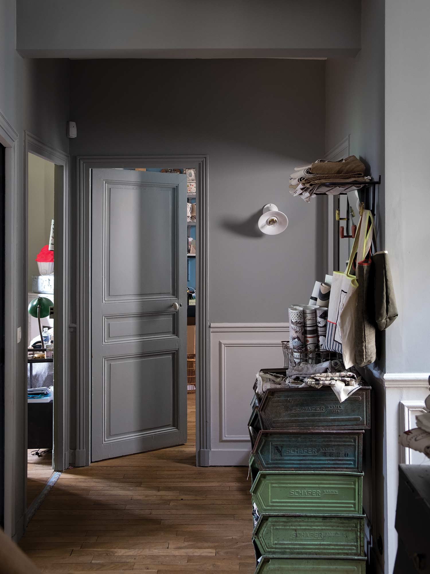 Flur mit Plummett No. 272 von Farrow & Ball. Dunkles industrielles Grau an den Wänden.