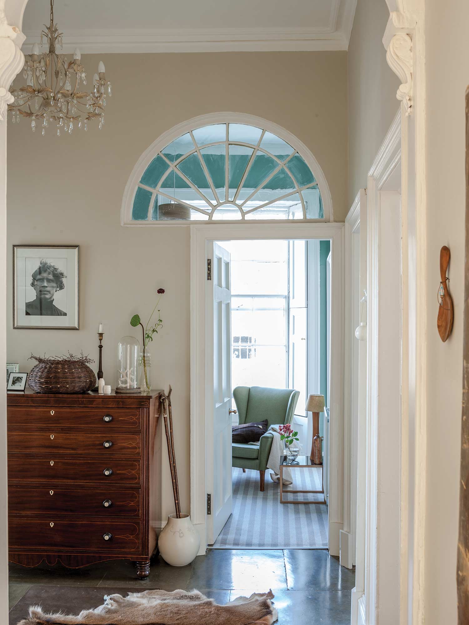 Flur mit Tallow No. 203 von Farrow & Ball. Warmes helles Creme an den Wänden mit reflektiertem Licht.