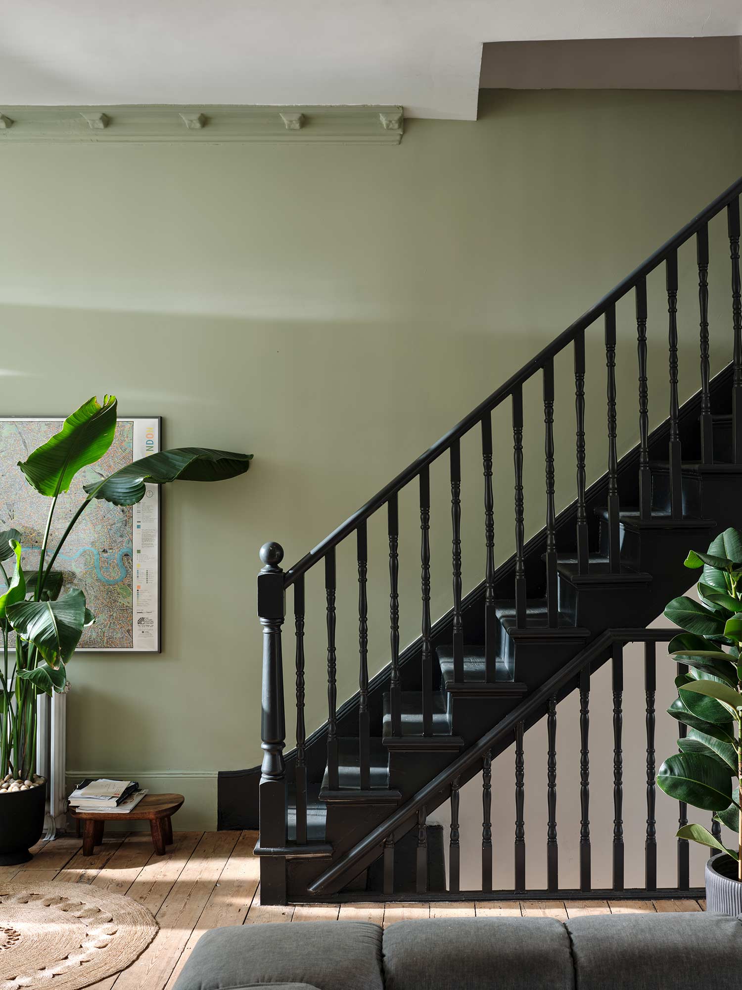 Flur mit Vert de Terre No. 234 von Farrow & Ball. Gedämpftes Erdgrün mit blauen Untertönen an den Wänden.