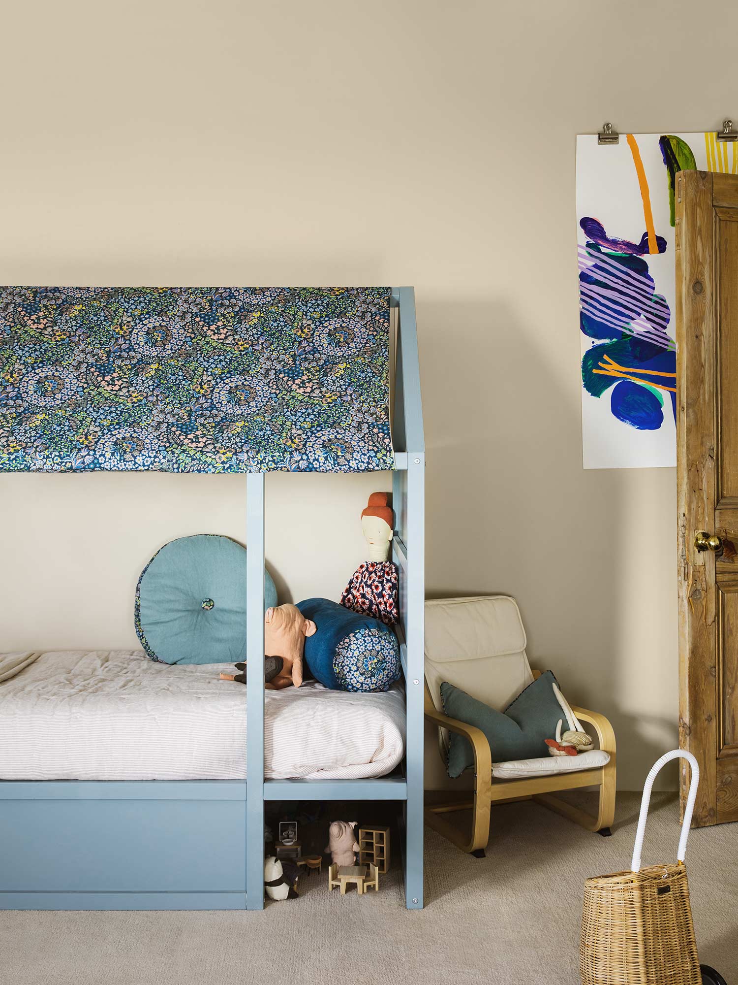 Kinderzimmer mit School House White No. 291 von Farrow & Ball. Warmes Off-White an den Wänden mit blauem Hochbett.