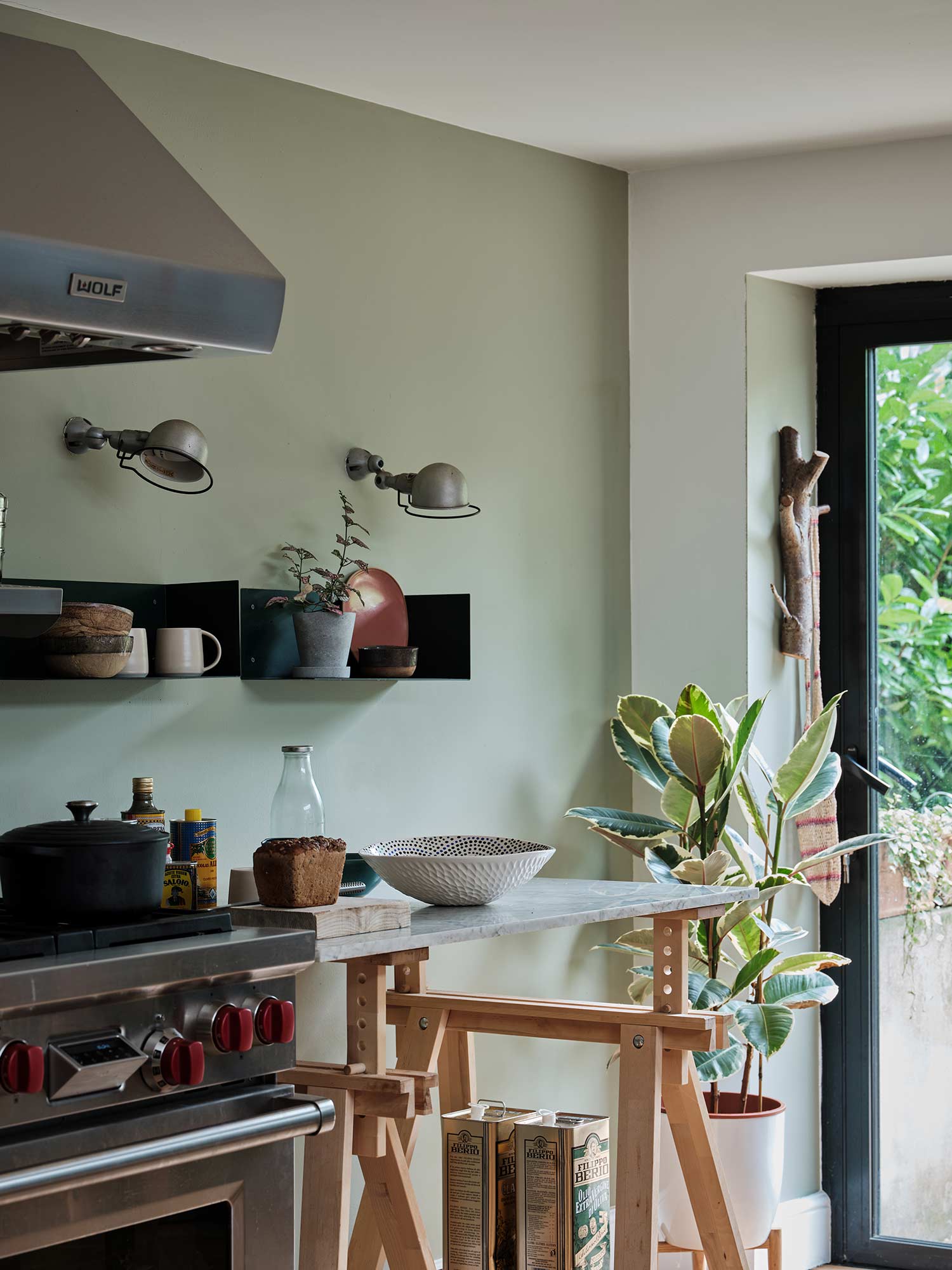 Eine Wand in der Küche mit French Gray von Farrow und Ball