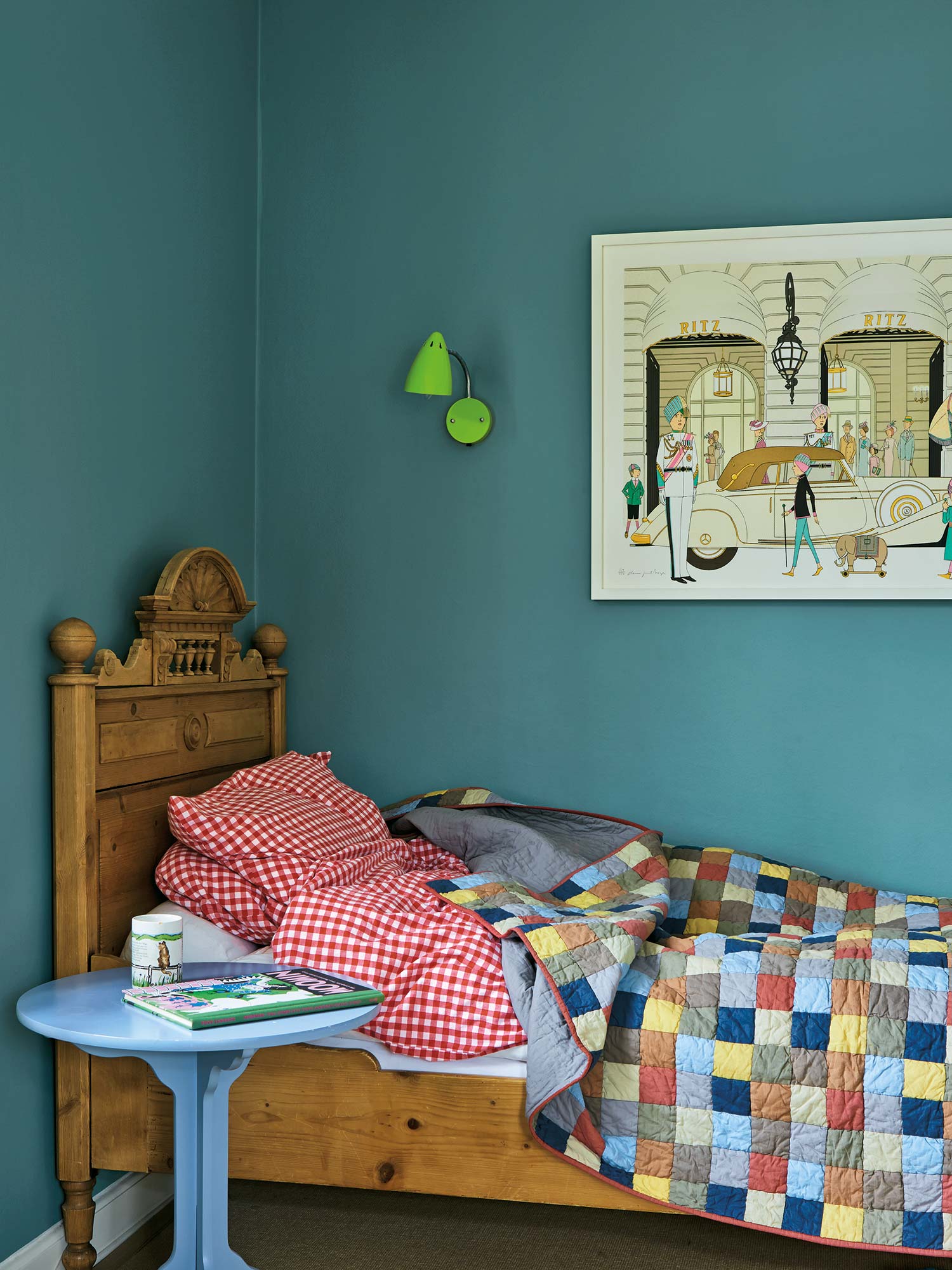 Schlafzimmer gestrichen mit Oval Room Blue von Farrow und Ball