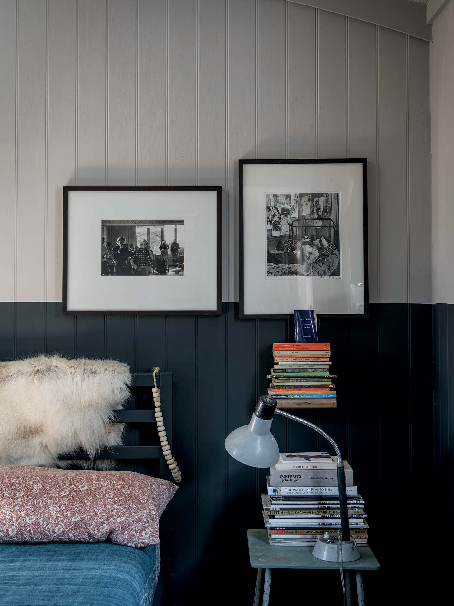 Edles Schlafzimmer gestrichen mit Railings und Purbeck Stone von Farrow und Ball
