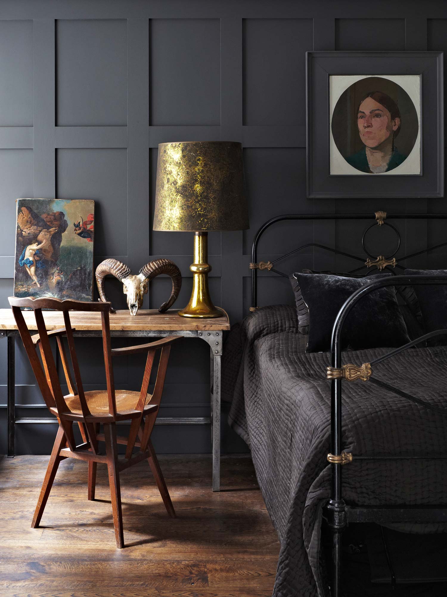 Gemütliches Schlafzimmer gestrichen mit Railings von Farrow & Ball