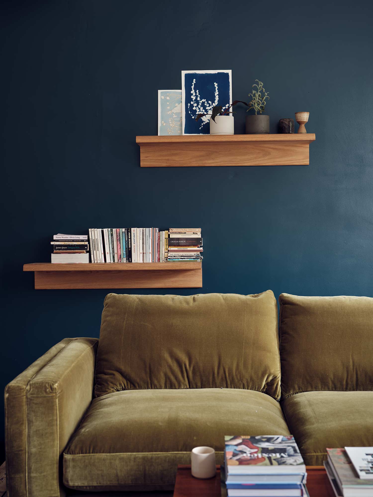 Wohnzimmer mit Hague Blue No. 30 von Farrow and Ball. Tiefes dramatisches Blau mit grünen Untertönen an den Wänden.