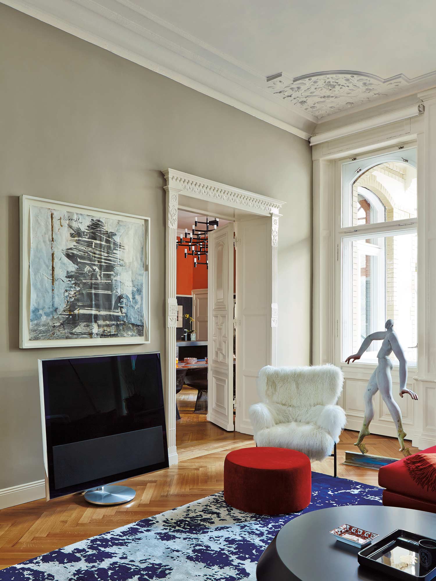 Wohnzimmer mit Hardwick White No. 5 von Farrow and Ball an den Wänden. Heller Altbau mit hohen Decken und Stuckelementen.