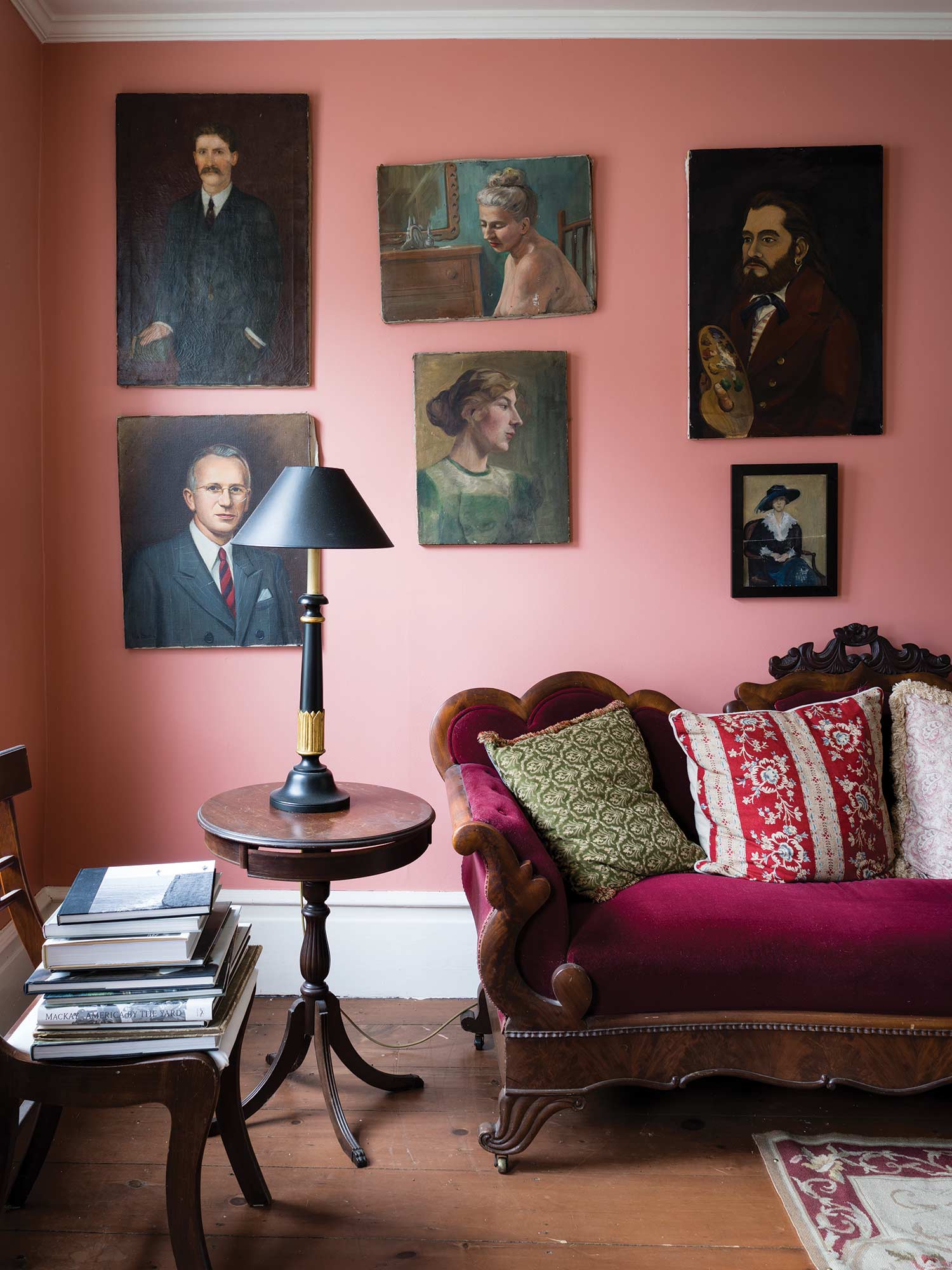 Wohnzimmer mit Nancy's Blushes No. 278 von Farrow and Ball. Warmes klares Rosa an den Wänden.