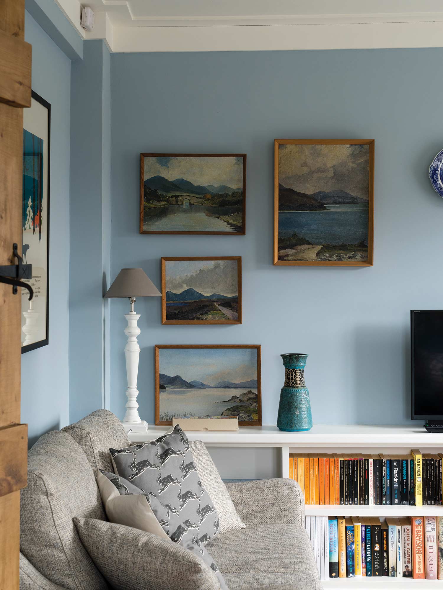 Wohnzimmer mit Parma Gray No. 27 von Farrow and Ball. Kühles Blaugrau an den Wänden mit hellem Interieur.