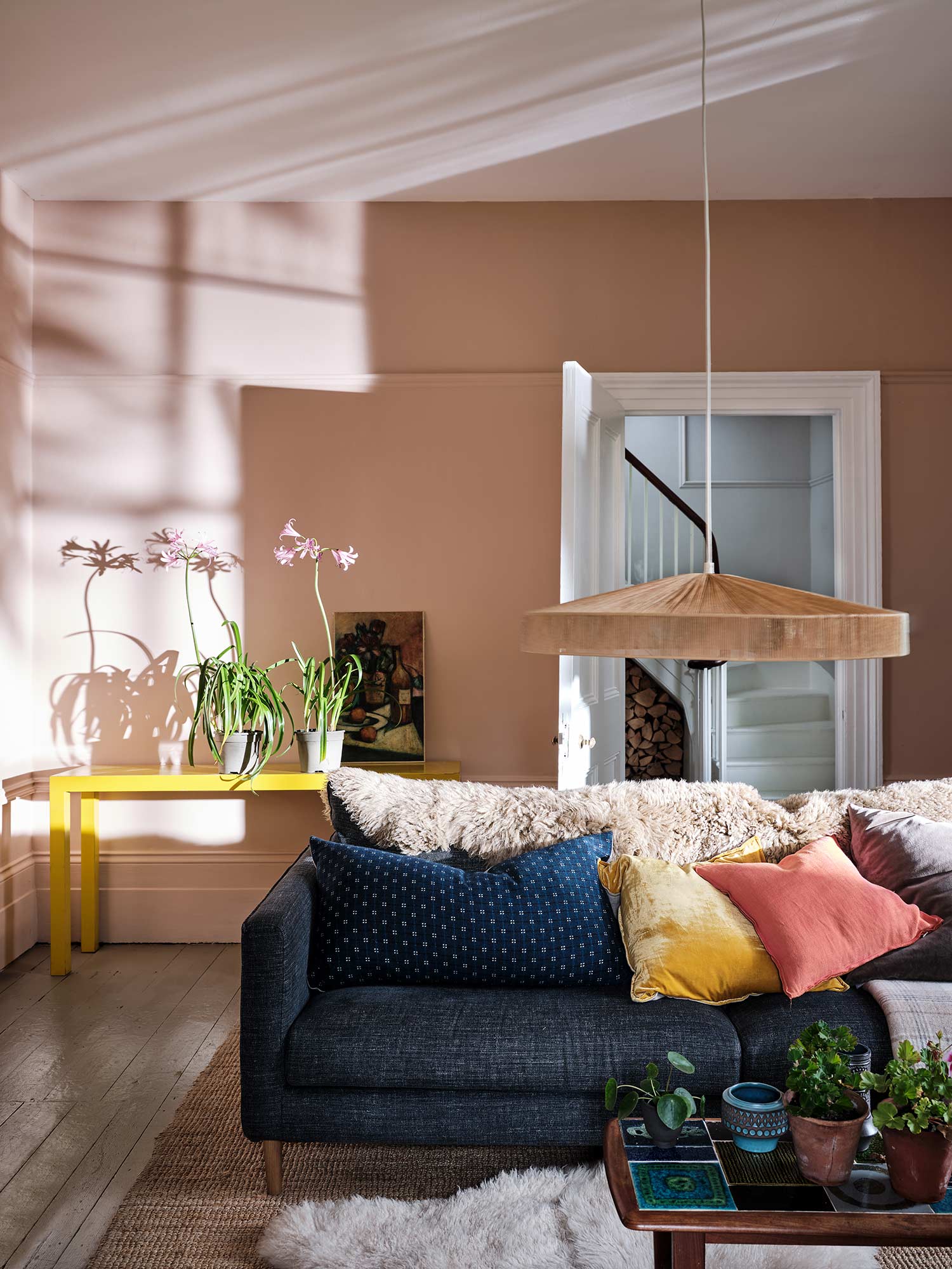 Wohnzimmer mit Setting Plaster No. 231 von Farrow and Ball. Warmes Rosa mit gelben Untertönen an den Wänden.