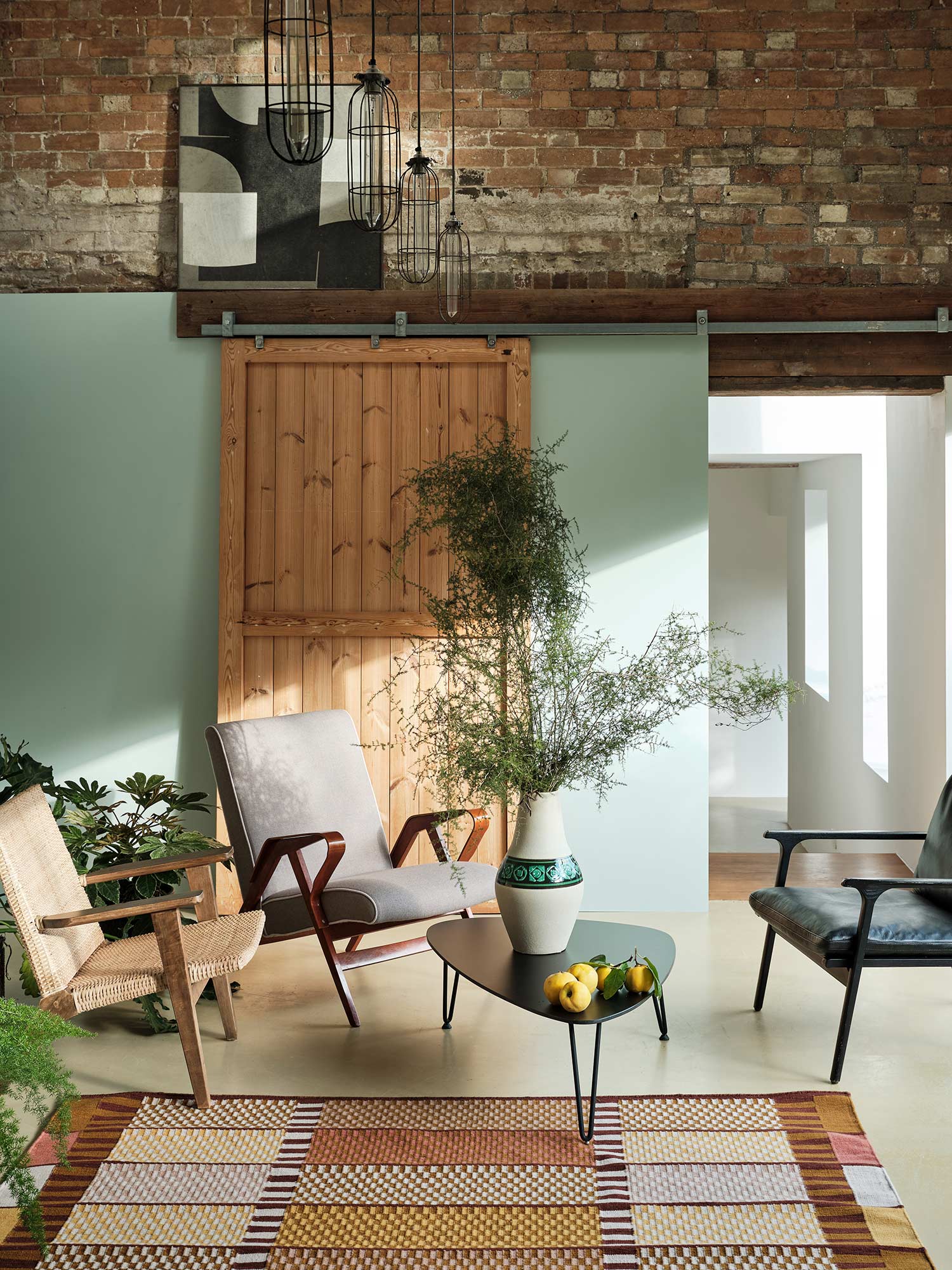 Wohnzimmer mit Teresa's Green No. 236 von Farrow and Ball. Frisches Aqua-Grün an den Wänden mit hellem Tageslicht.
