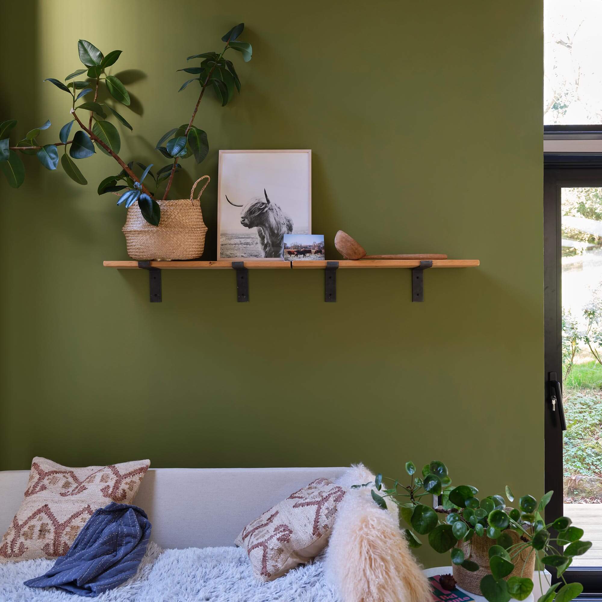 farrow & ball sap green 199 im wohnzimmer