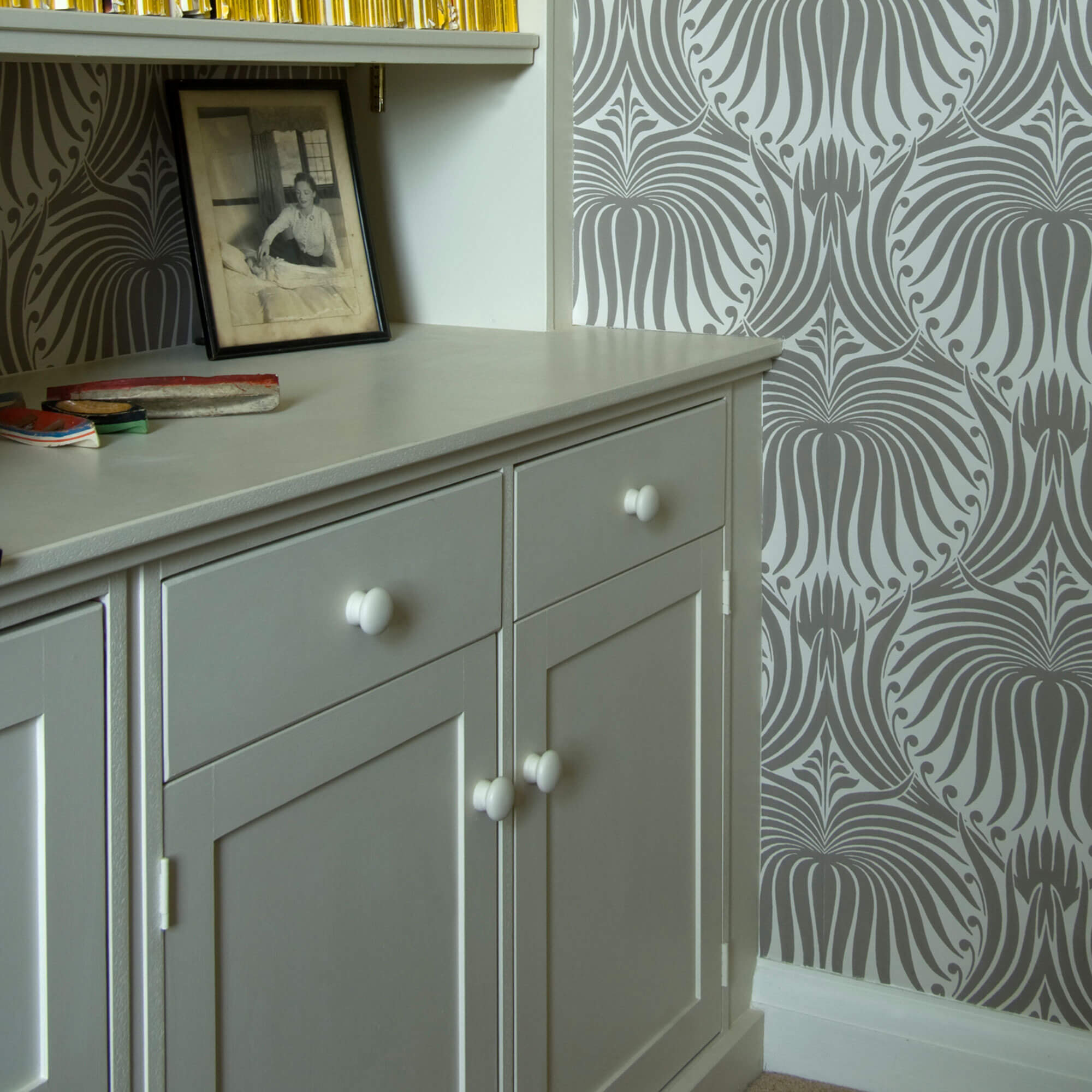 farrow & ball white tie 2002 auf einem einbauschrank