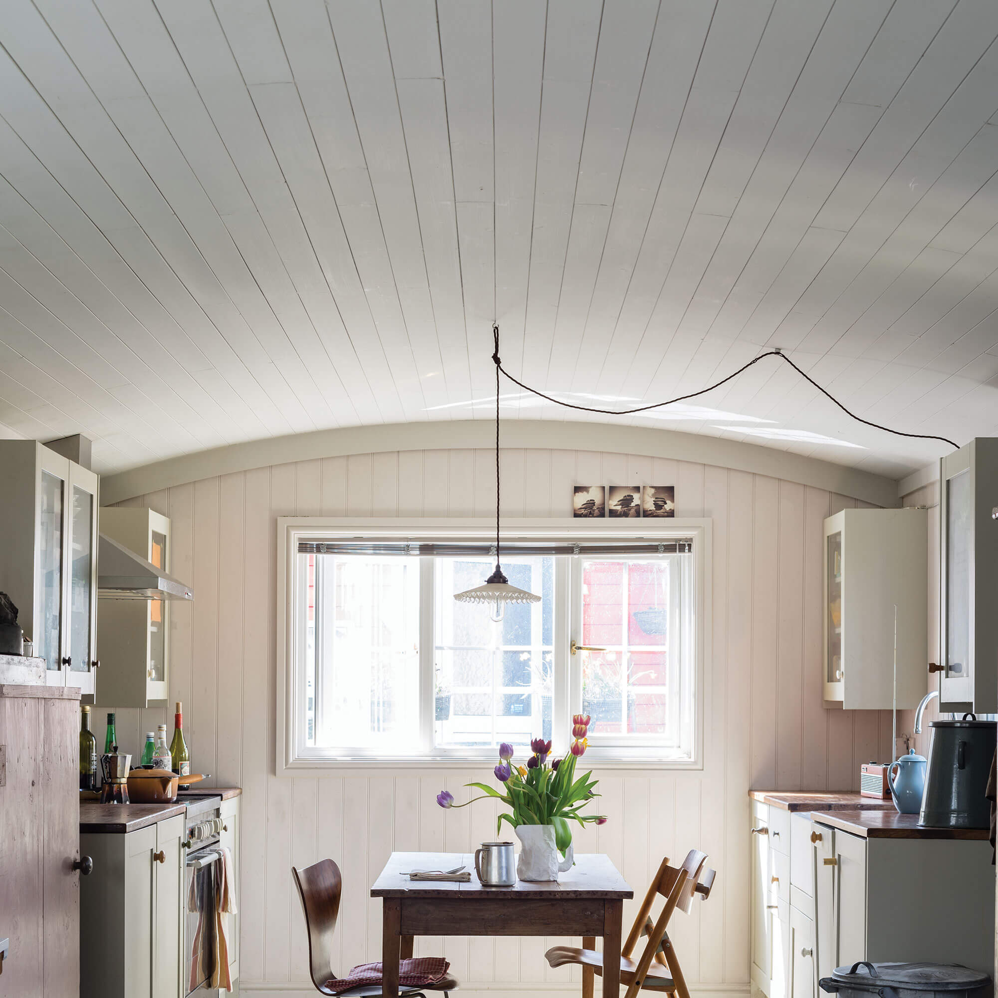 farrow & ball all white 2005 auf einer holzdecke