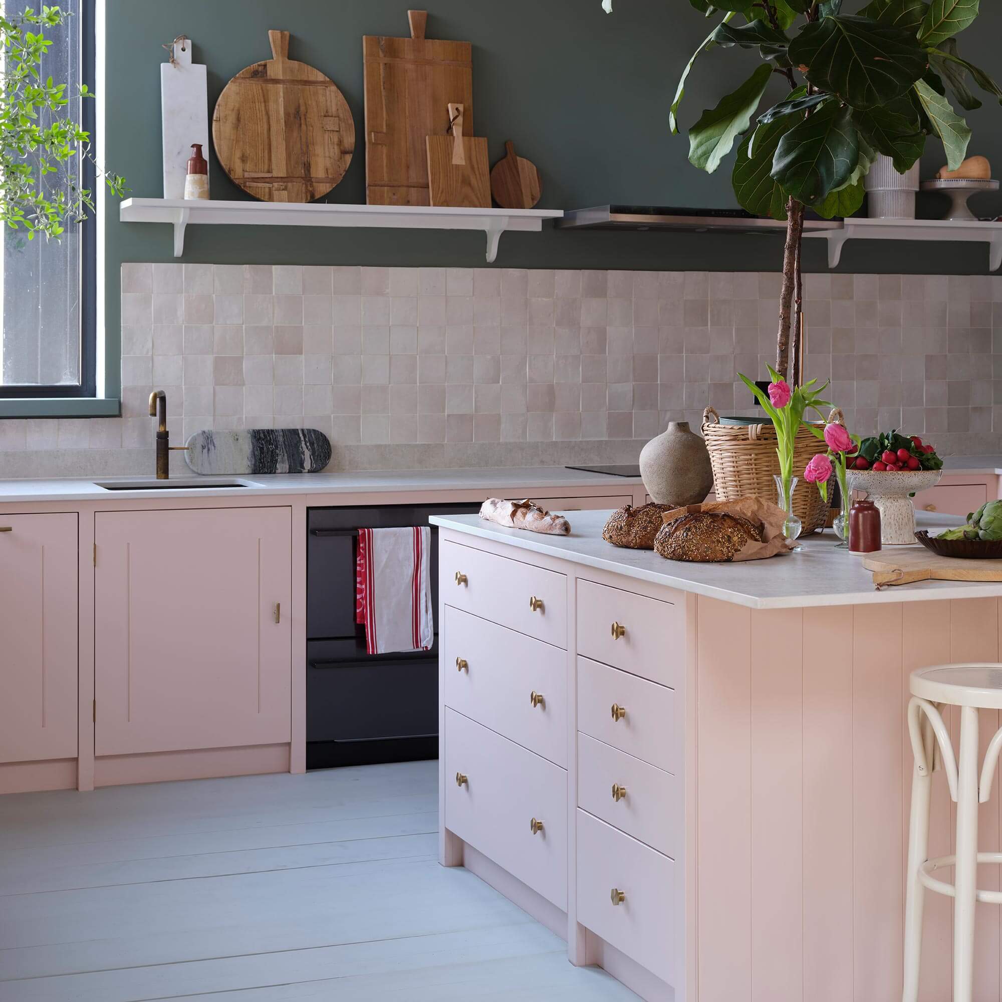 farrow & ball pink ground 202 als farbe auf küchenschränken