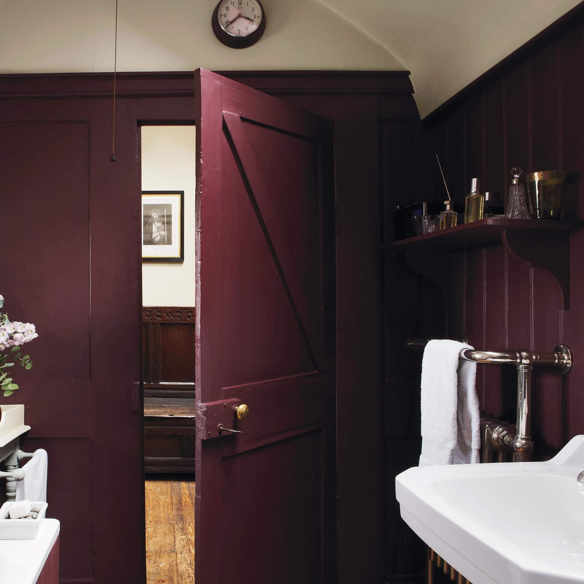farrow & ball brinjal 222 als wandfarbe im badezimmer