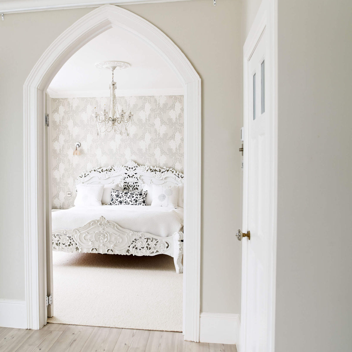 farrow & ball elephant´s breath 229 im schlafzimmer