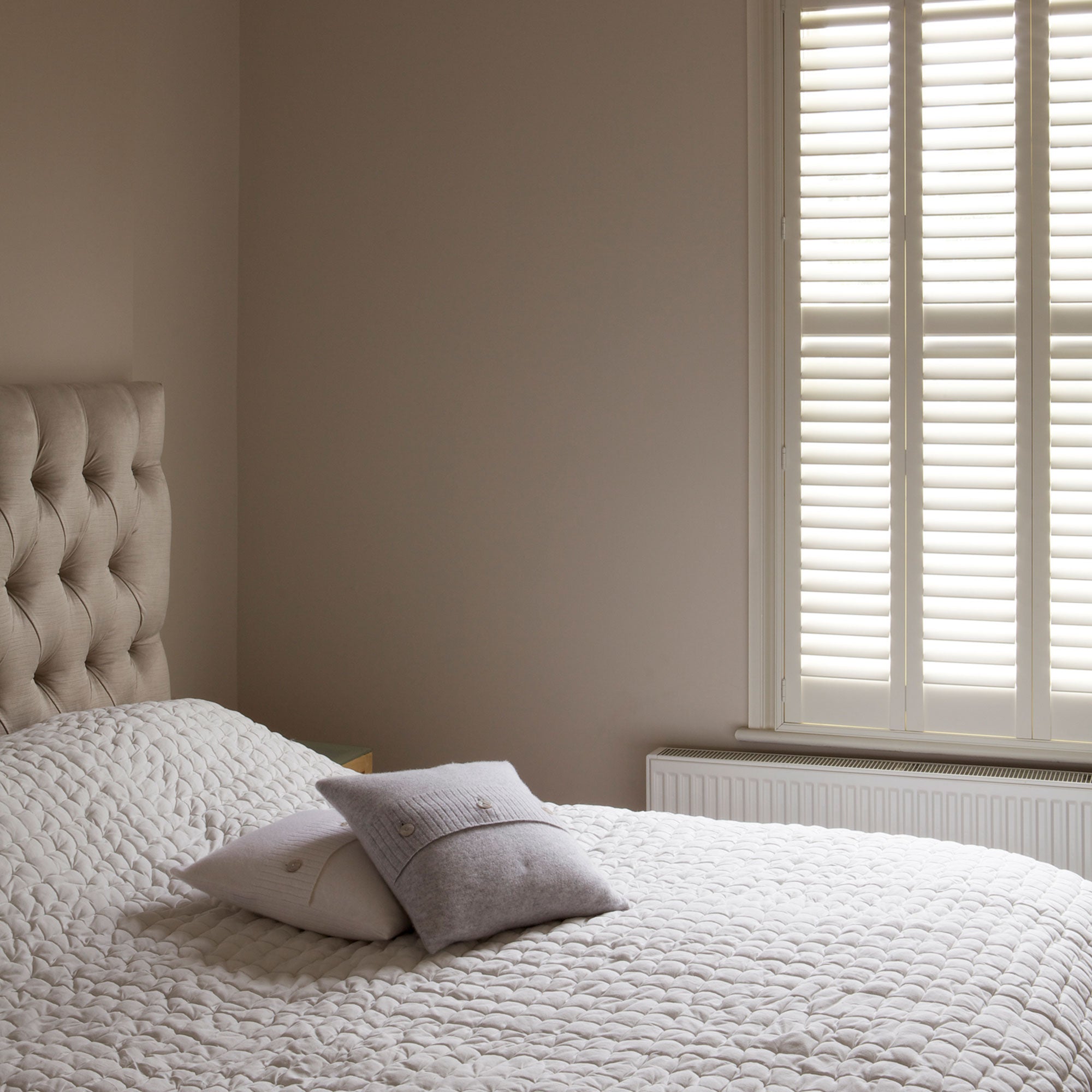 farrow & ball skimming stone 241 im schlafzimmer