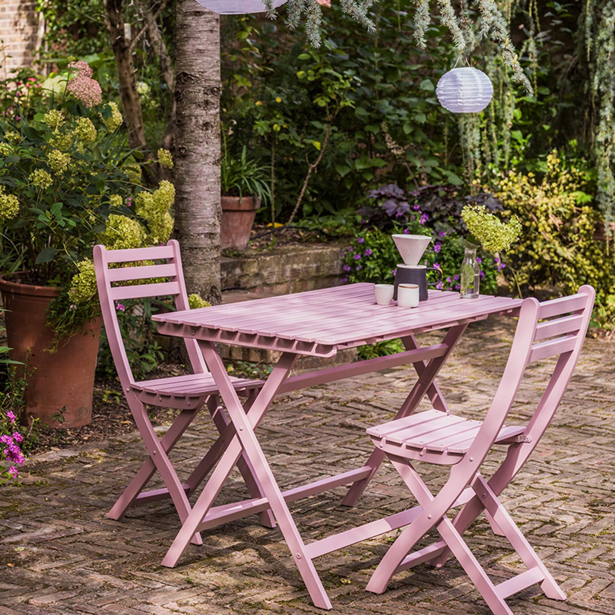 farrow & ball cinder rose 246 auf holzmöbeln im garten