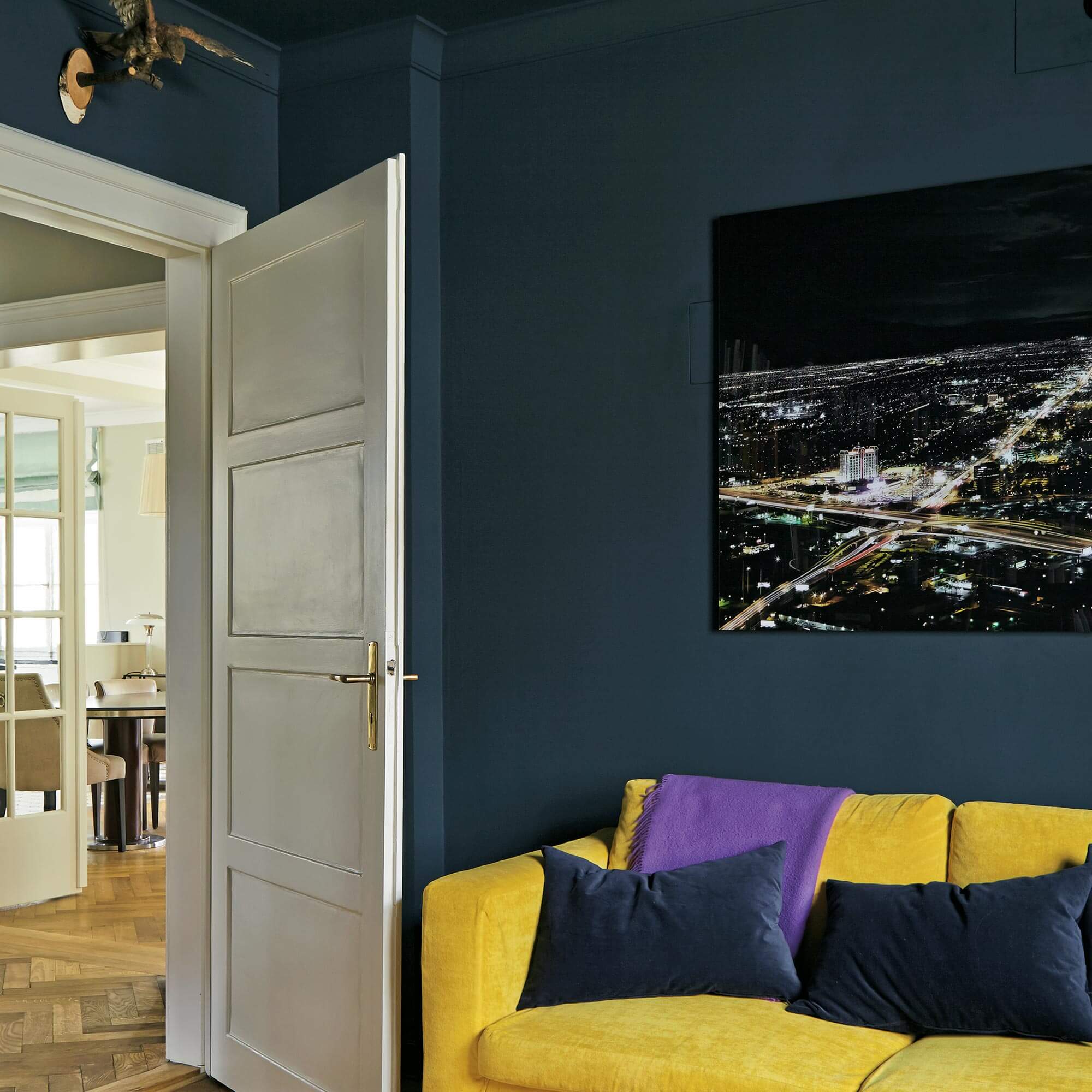 farrow & ball hague blue 30 als wandfarbe im wohnzimmer