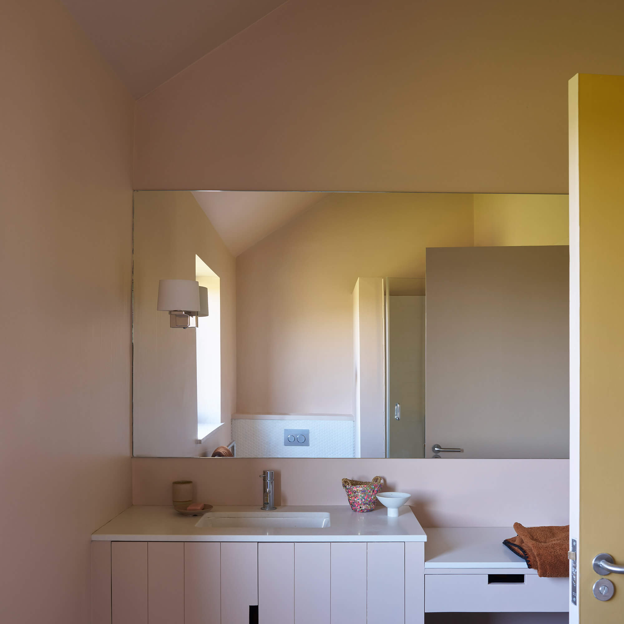 farrow & ball scallop 311 im badezimmer