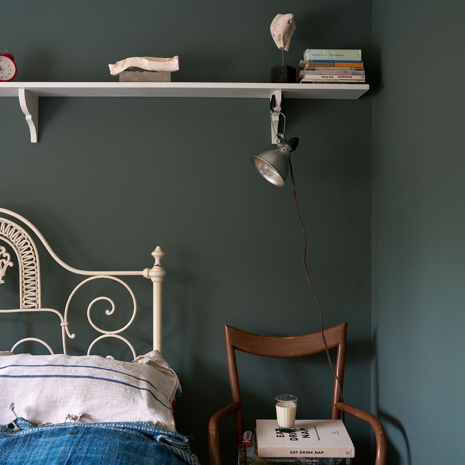 farrow & ball douter 318 im schlafzimmer