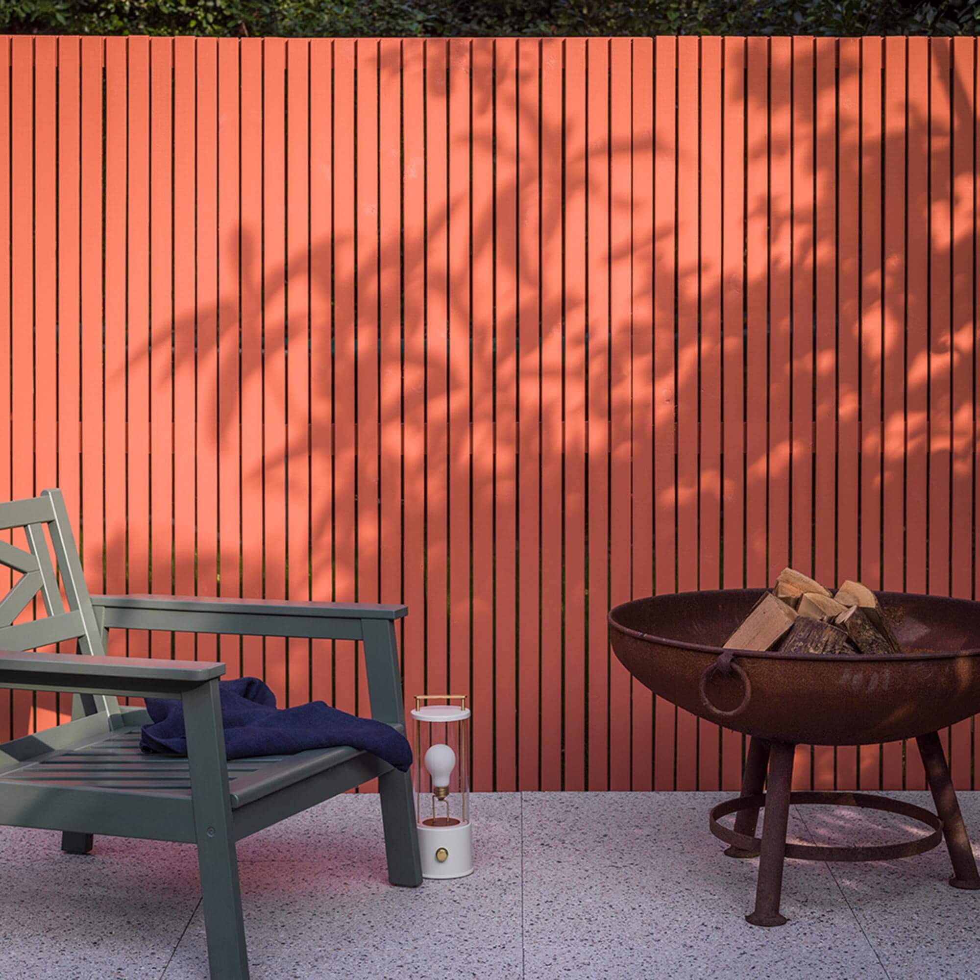 farrow & ball red earth 64 als farbe auf dem holzzaun im garten