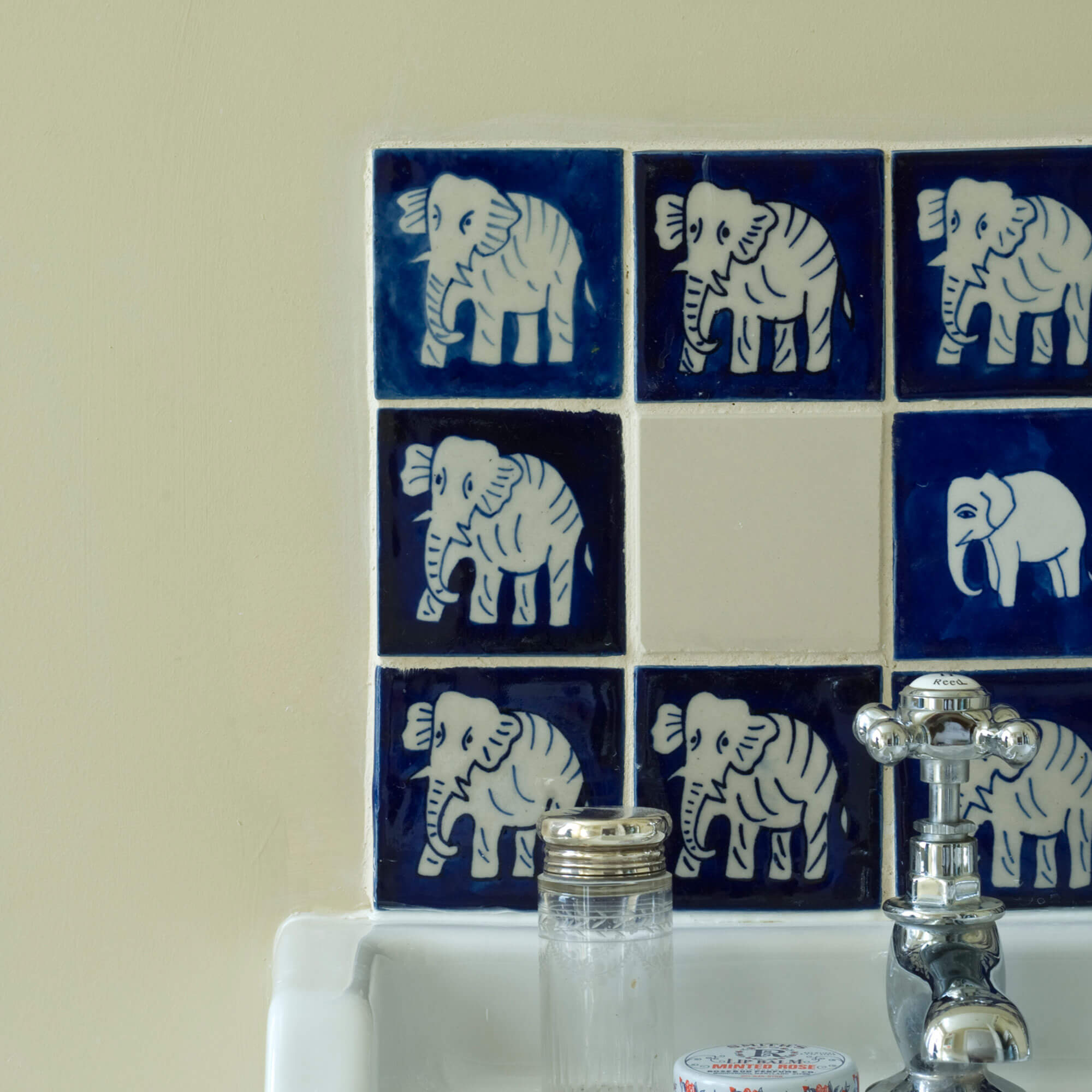 farrow & ball string 8 im badezimmer