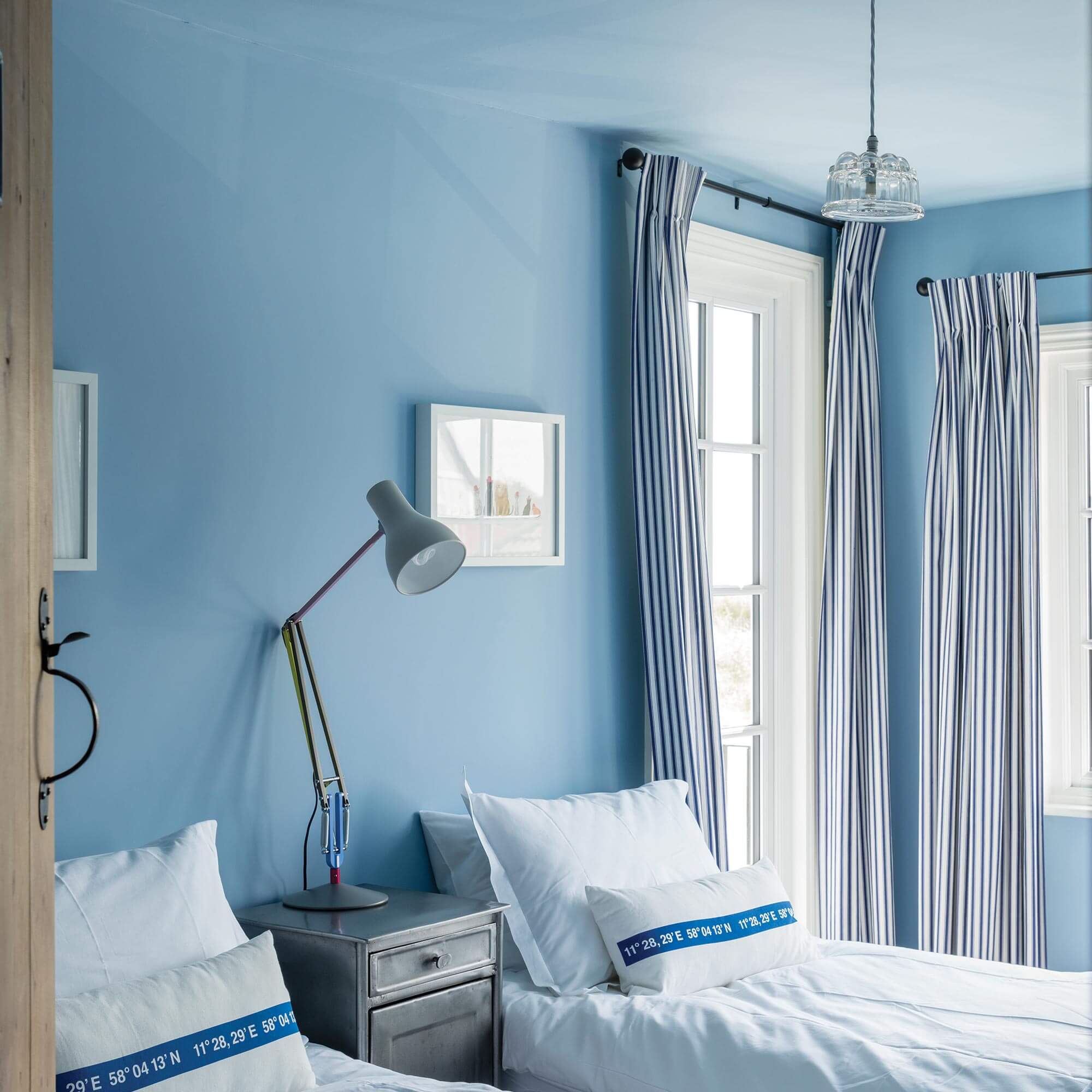 farrow & ball lulworth blue 89 als wandfarbe im schlafzimmer