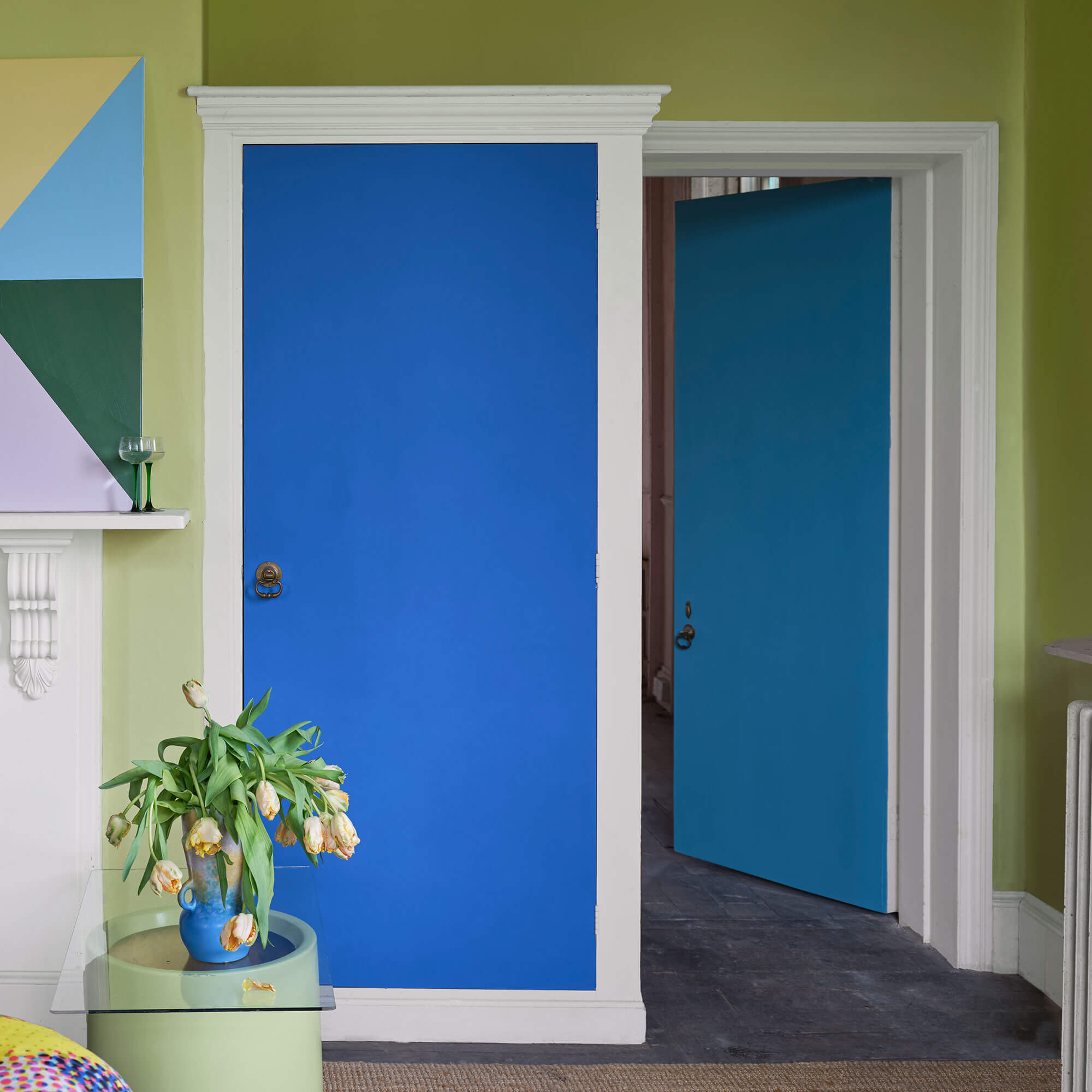 farrow & ball peaflower tea cb12 an holztüren im wohnzimmer