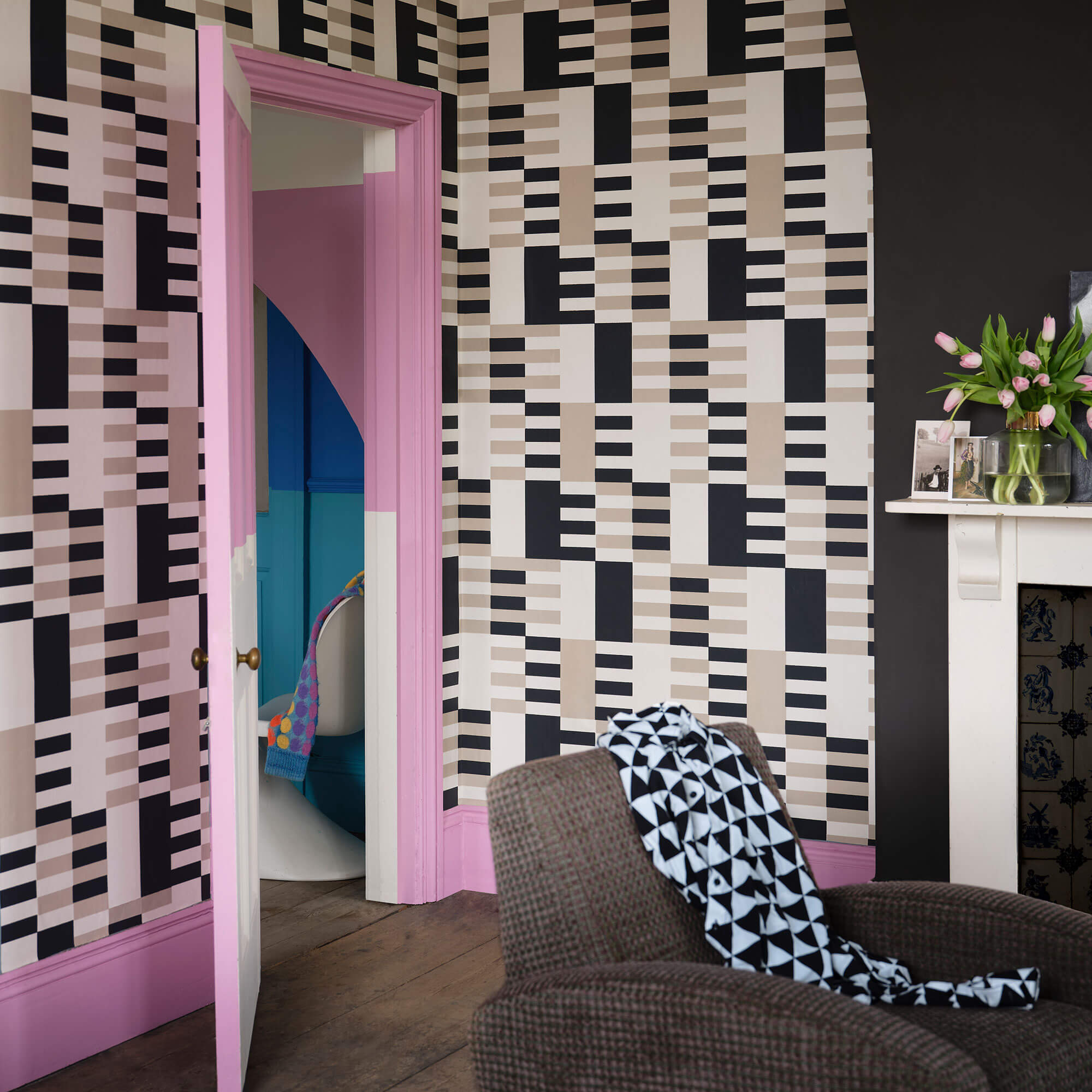 farrow & ball shallot cb3 auf einer holztüre und fußleisten