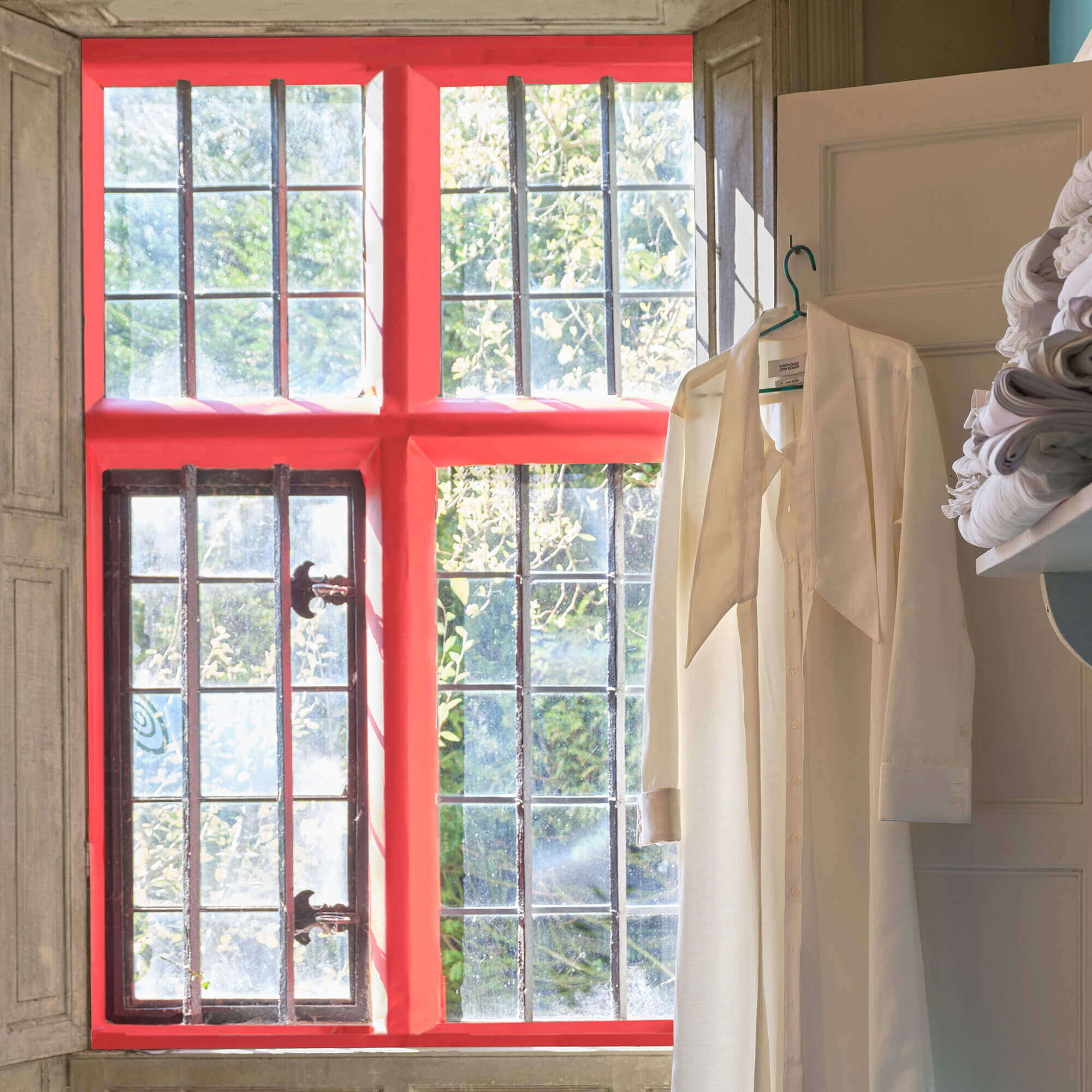 farrow & ball romesco cb4 auf einem holzfenster