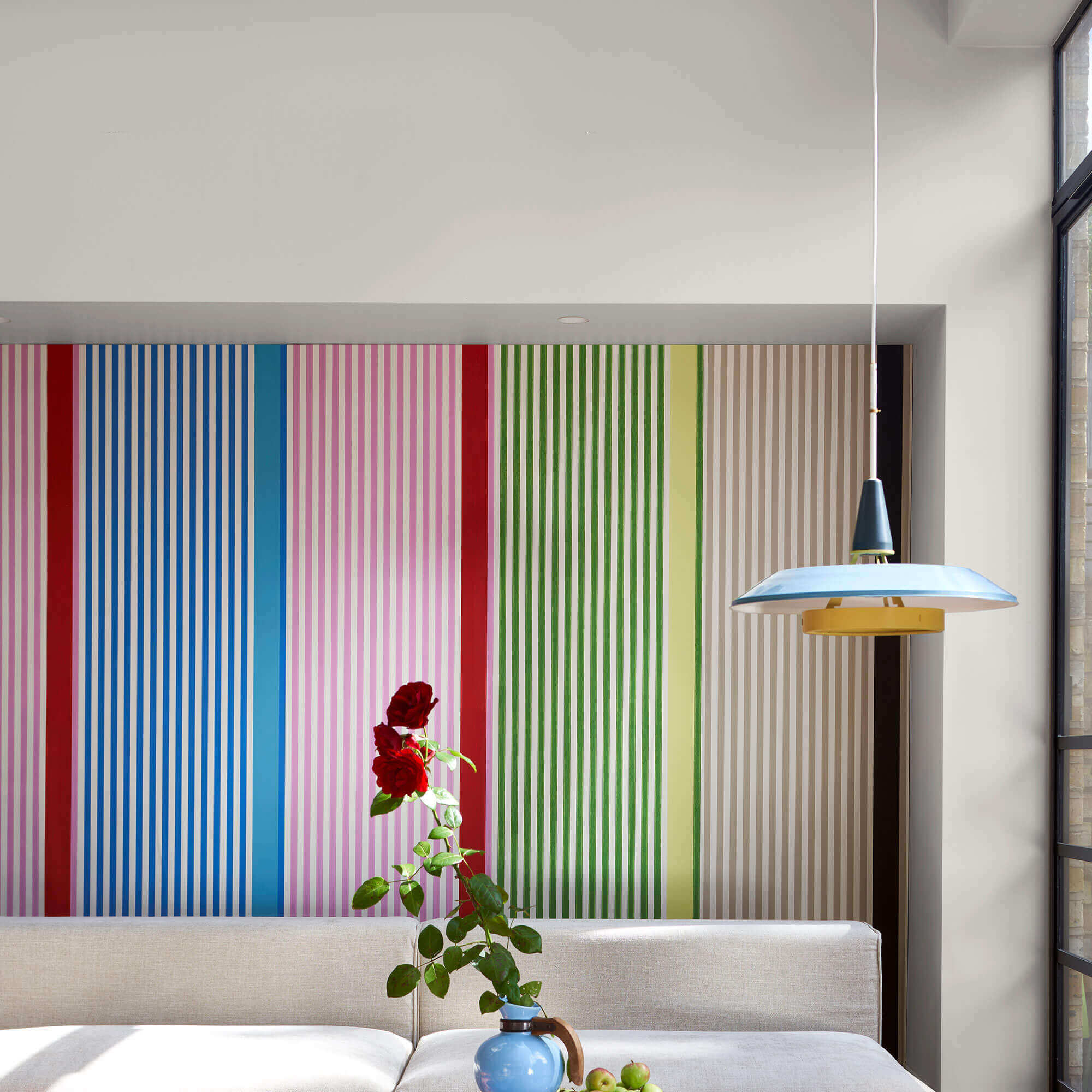 farrow & ball au lait cb9 im wohnzimmer mit tapete