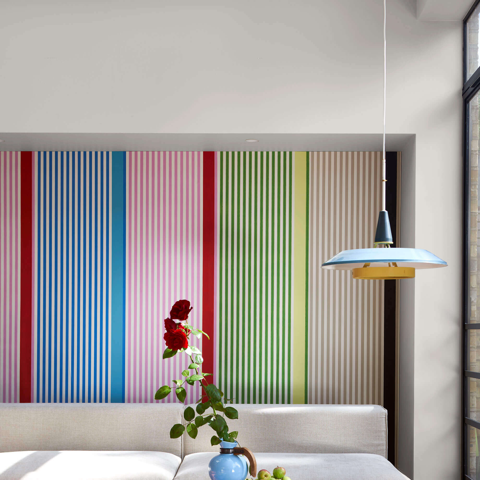 farrow & ball au lait cb9 im wohnzimmer mit tapete