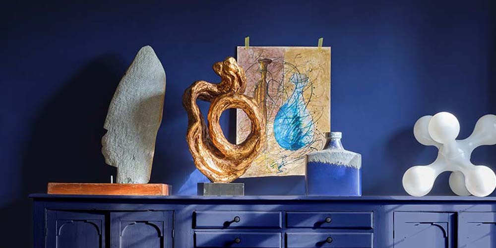 Eine Wand gestriche in Blue Maize aus der Carte Blanche Collection von Farrow and Ball