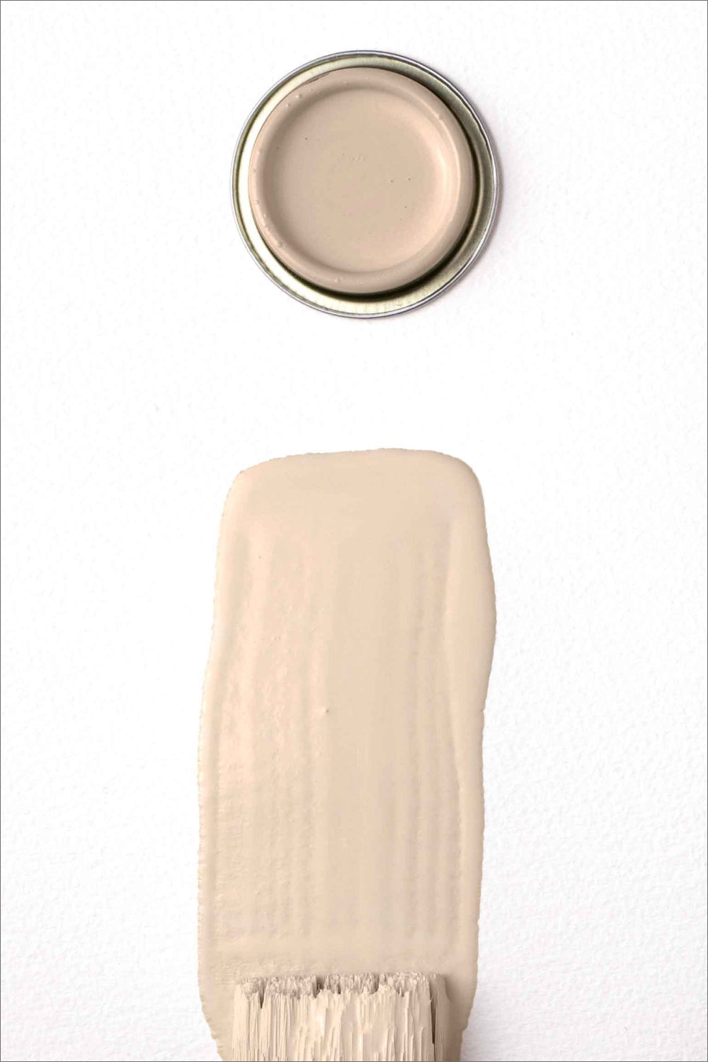 Ein Pinselstrich einer beigen Farrow und Ball Wandfarbe