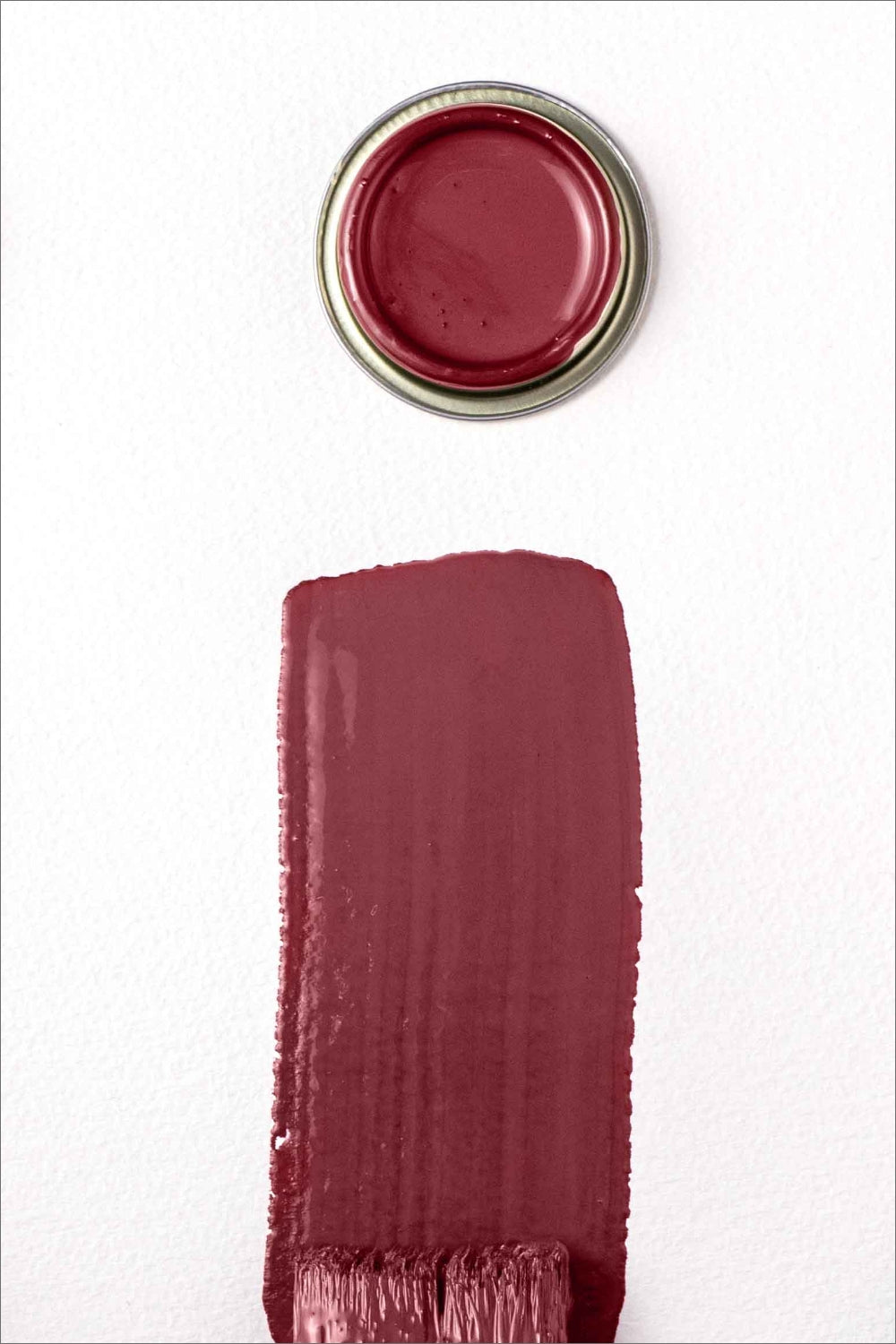 Ein Pinselstrich einer roten Farrow und Ball Wandfarbe