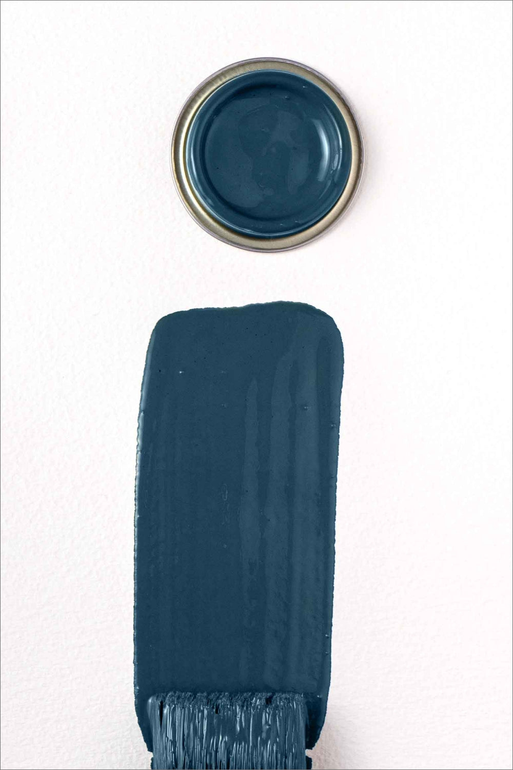 Ein Pinselstrich einer blauen Farrow und Ball Wandfarbe