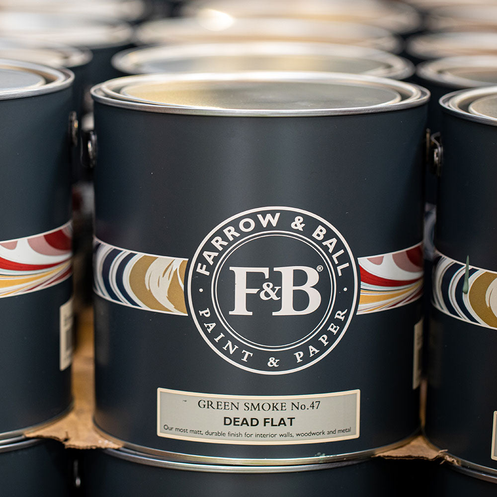 Foto einer Palette mit Eimer voll Farrow und Ball Wandfarbe