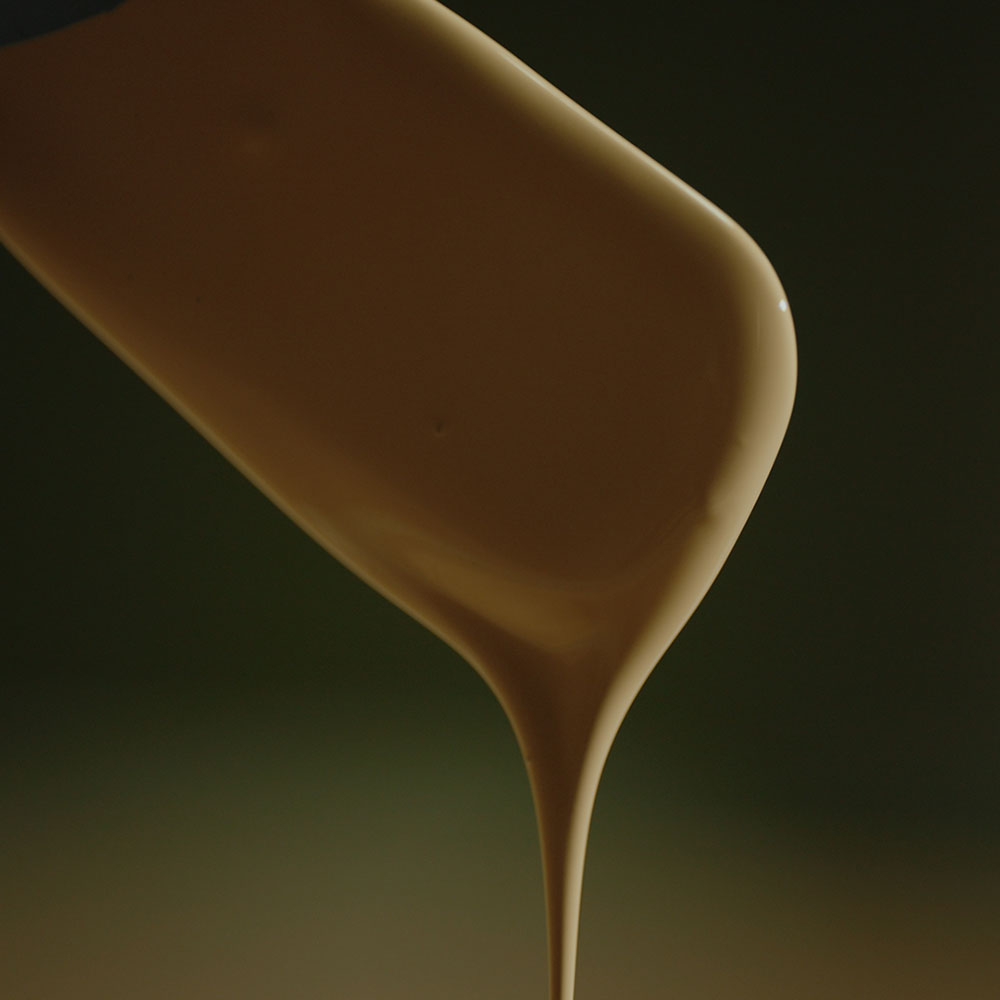 Farrow and Ball Wandfarbe tropft von einem Rührstock