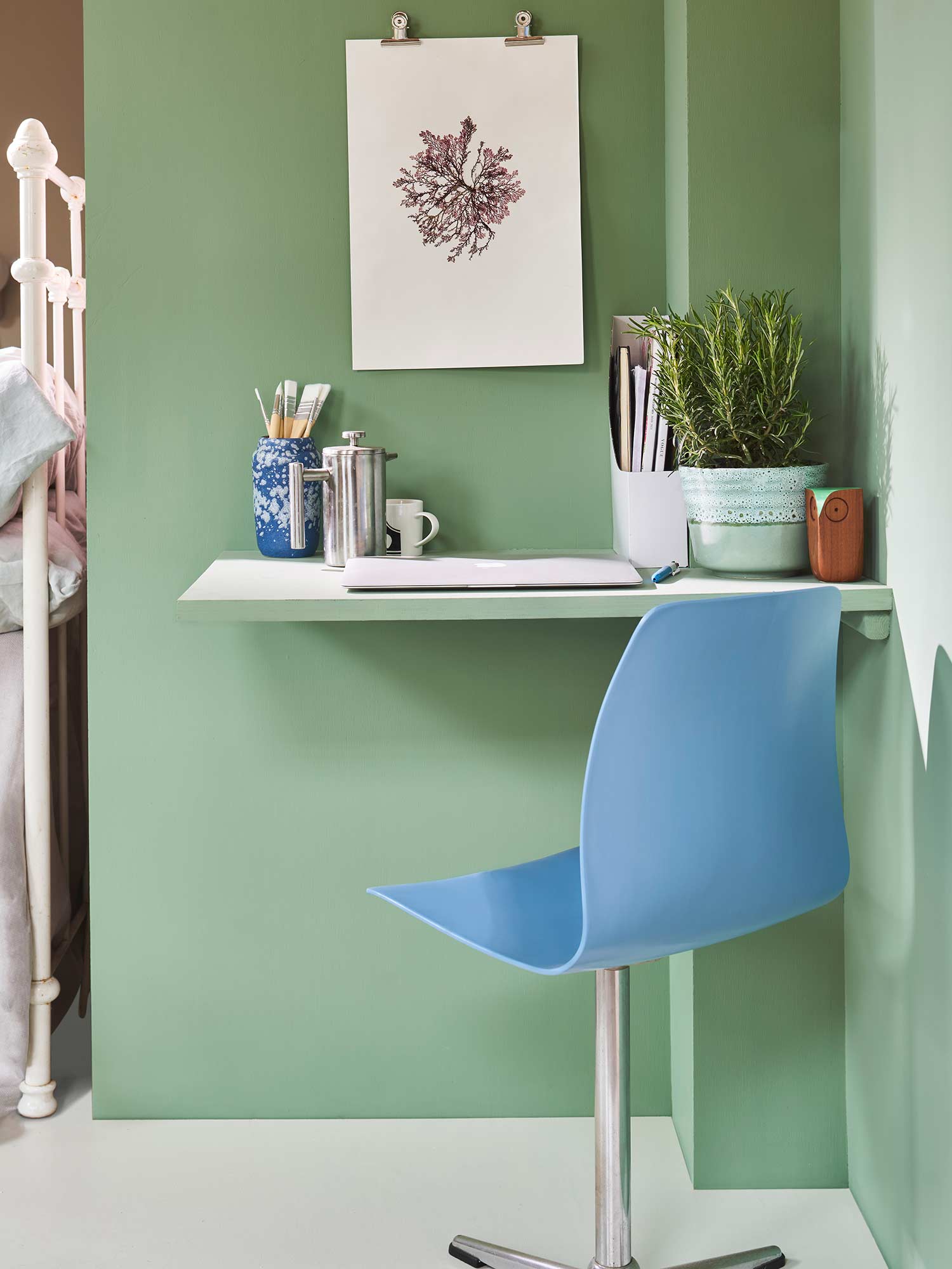 Arbeitszimmer mit Breakfast Room Green No. 81 von Farrow and Ball. Frisches lebendiges Grün an den Wänden.